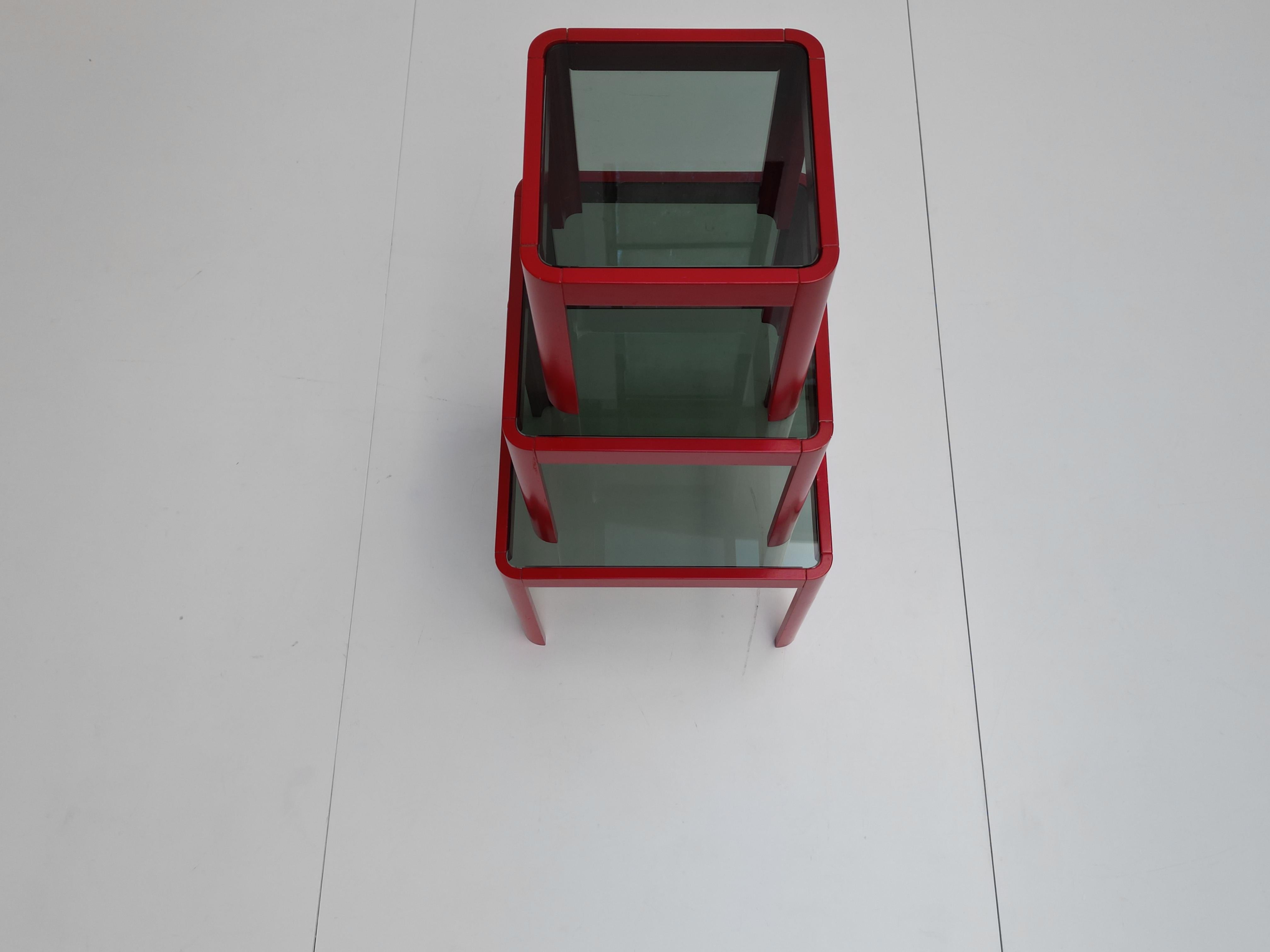 Stapeltische im italienischen Porada-Stil der 1970er Jahre aus rot lackierter Esche und Rauchglas im Angebot 5
