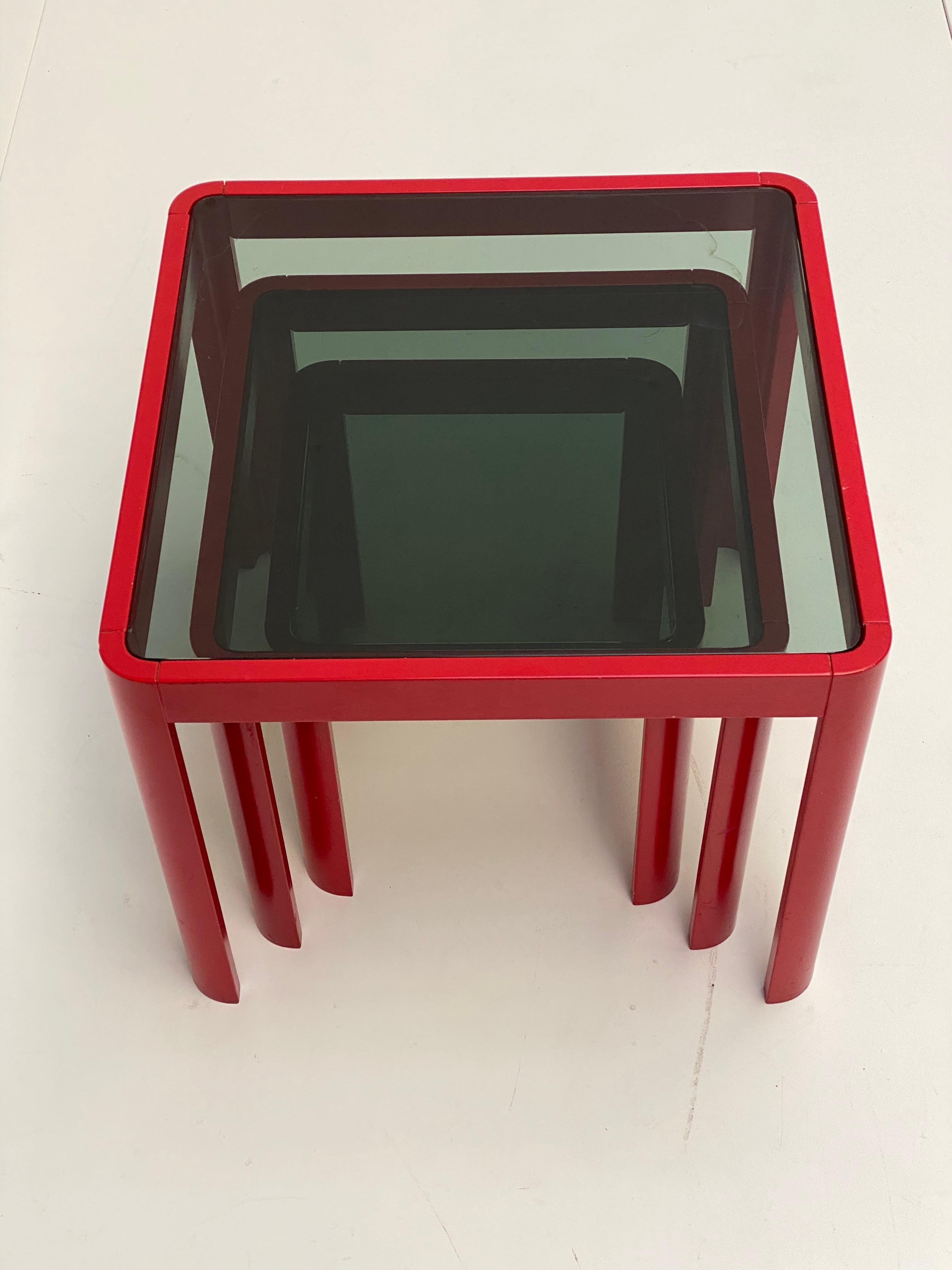 Italienische Schachteltische aus den 1970er Jahren, Porada Arredi zugeschrieben 

Rot lackiertes Eschenholz und geräuchertes Glas

Minimalistisch im Aussehen und funktional im Gebrauch, sehr praktisch, wenn Sie einen schnellen Tisch brauchen 