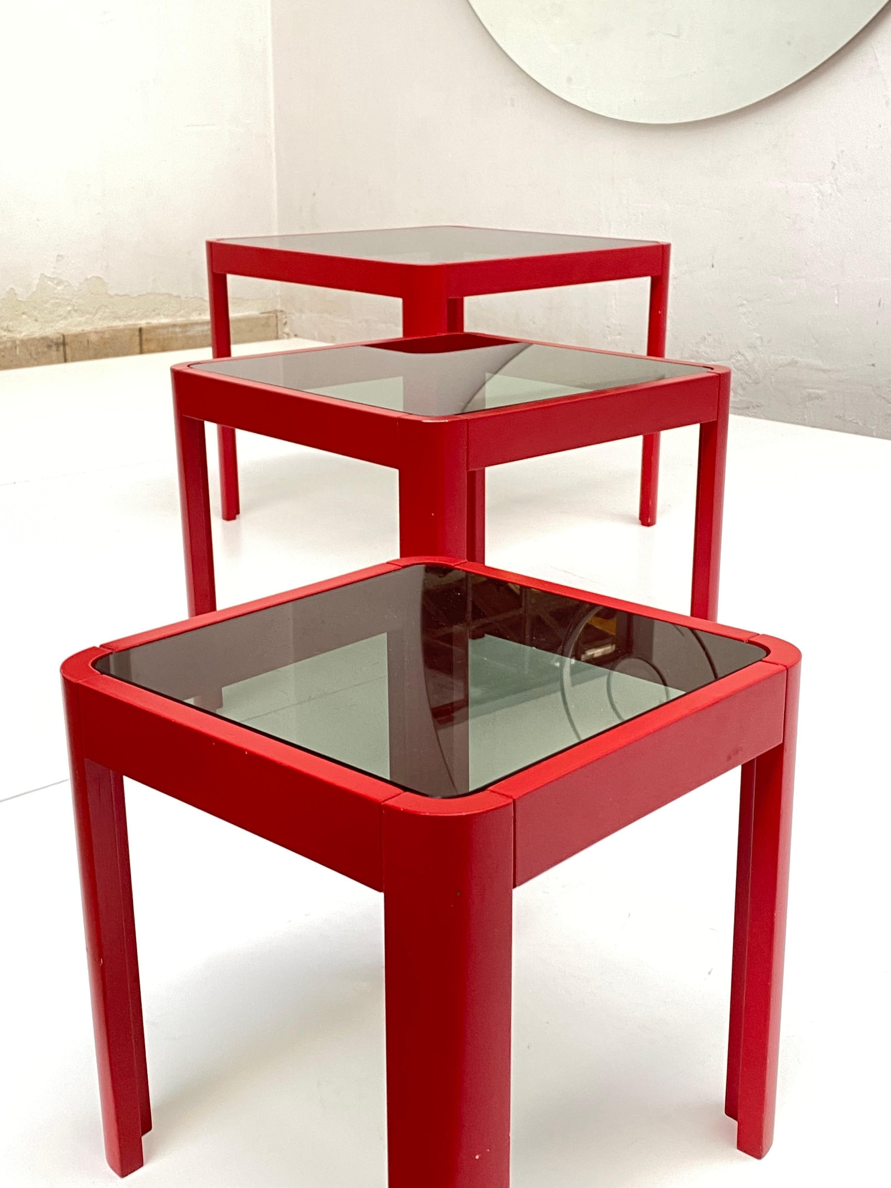 Stapeltische im italienischen Porada-Stil der 1970er Jahre aus rot lackierter Esche und Rauchglas (Italienisch) im Angebot