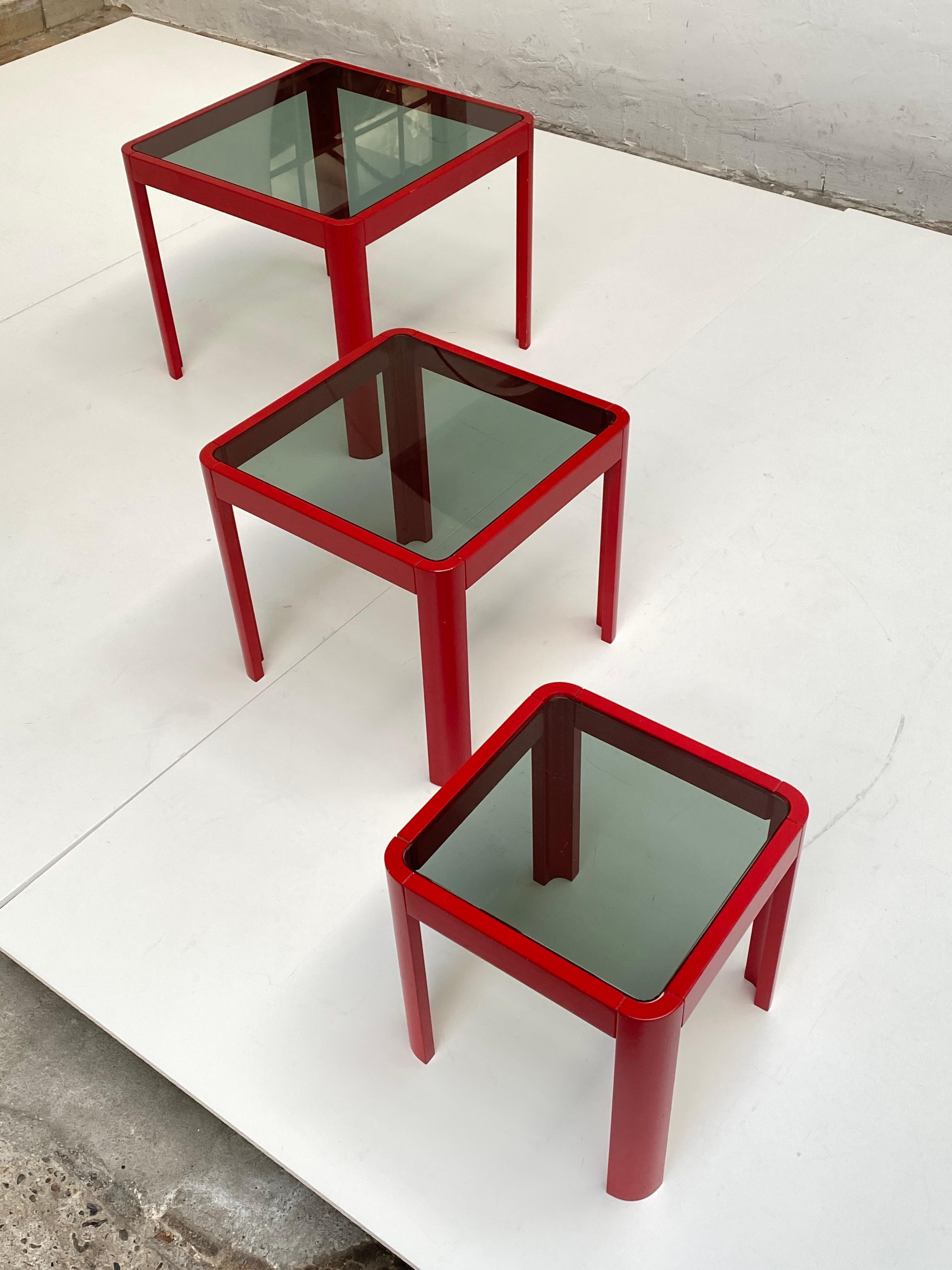 Stapeltische im italienischen Porada-Stil der 1970er Jahre aus rot lackierter Esche und Rauchglas im Zustand „Gut“ im Angebot in bergen op zoom, NL