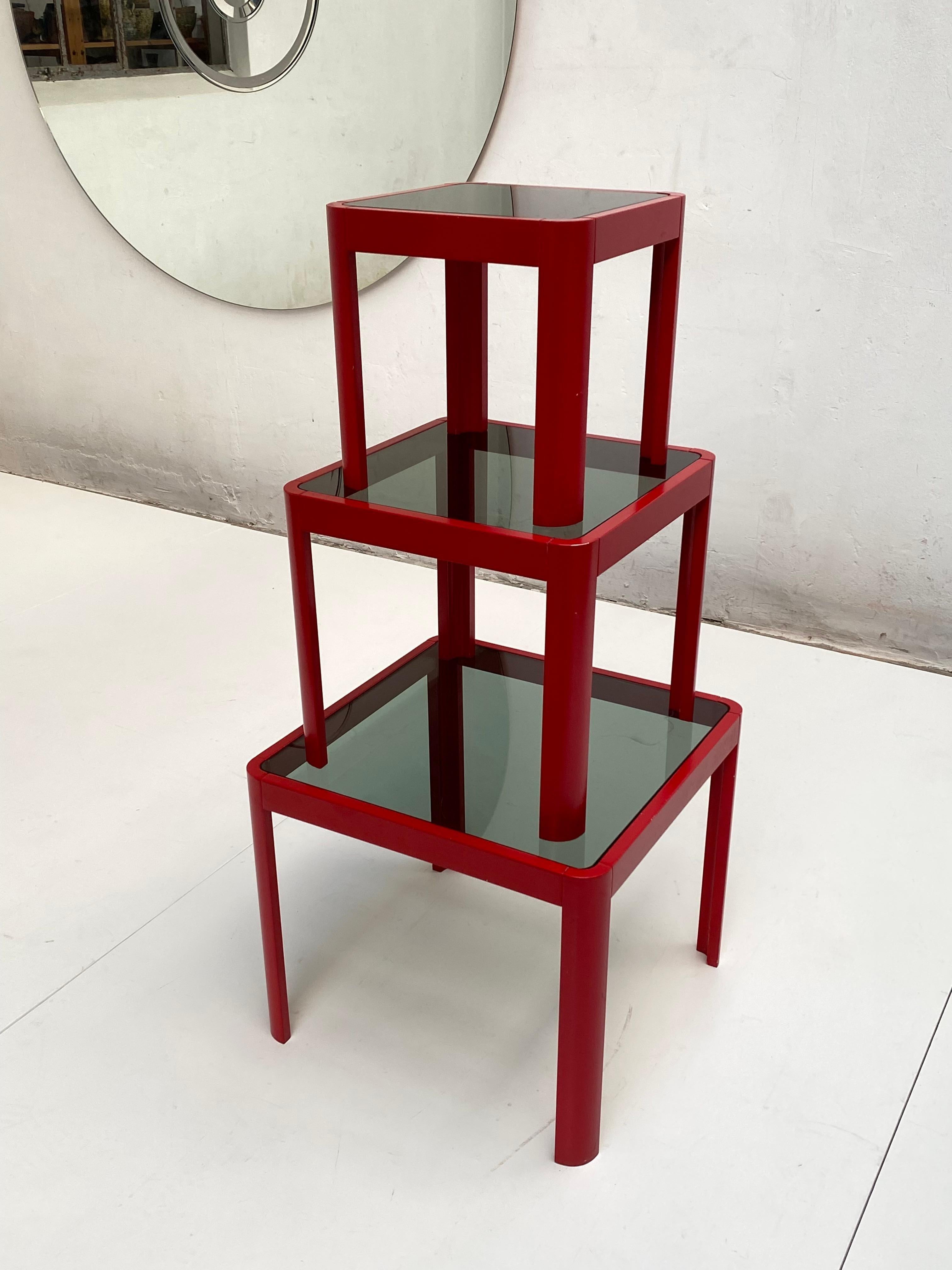 Stapeltische im italienischen Porada-Stil der 1970er Jahre aus rot lackierter Esche und Rauchglas (Ende des 20. Jahrhunderts) im Angebot