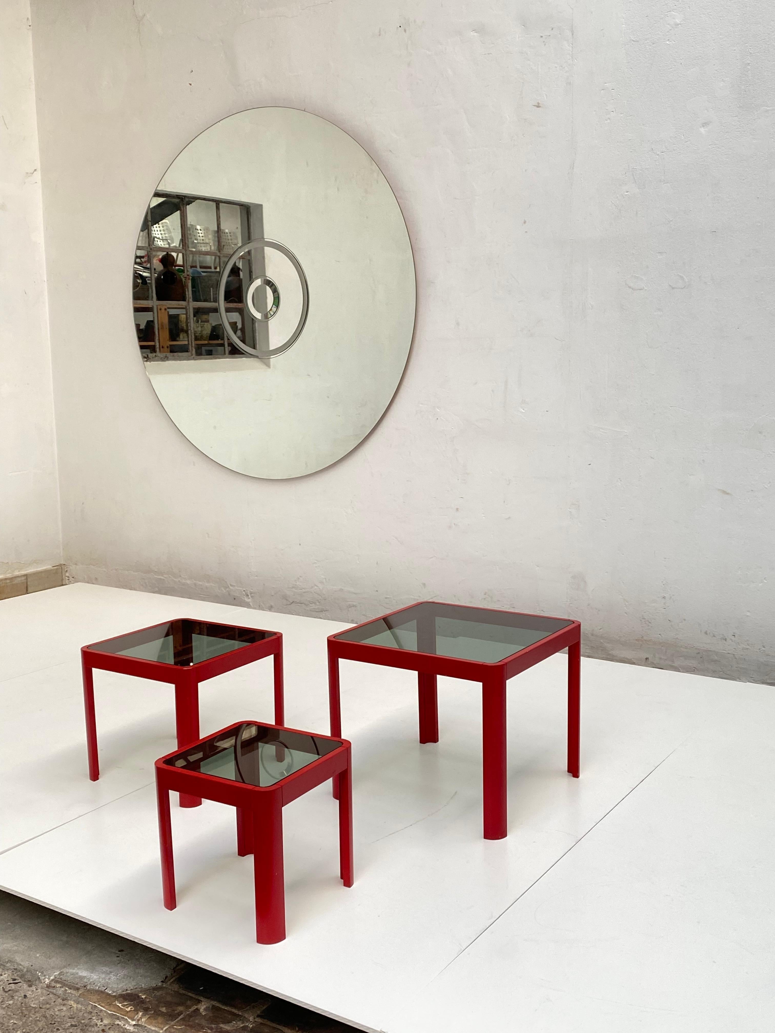 Stapeltische im italienischen Porada-Stil der 1970er Jahre aus rot lackierter Esche und Rauchglas im Angebot 2