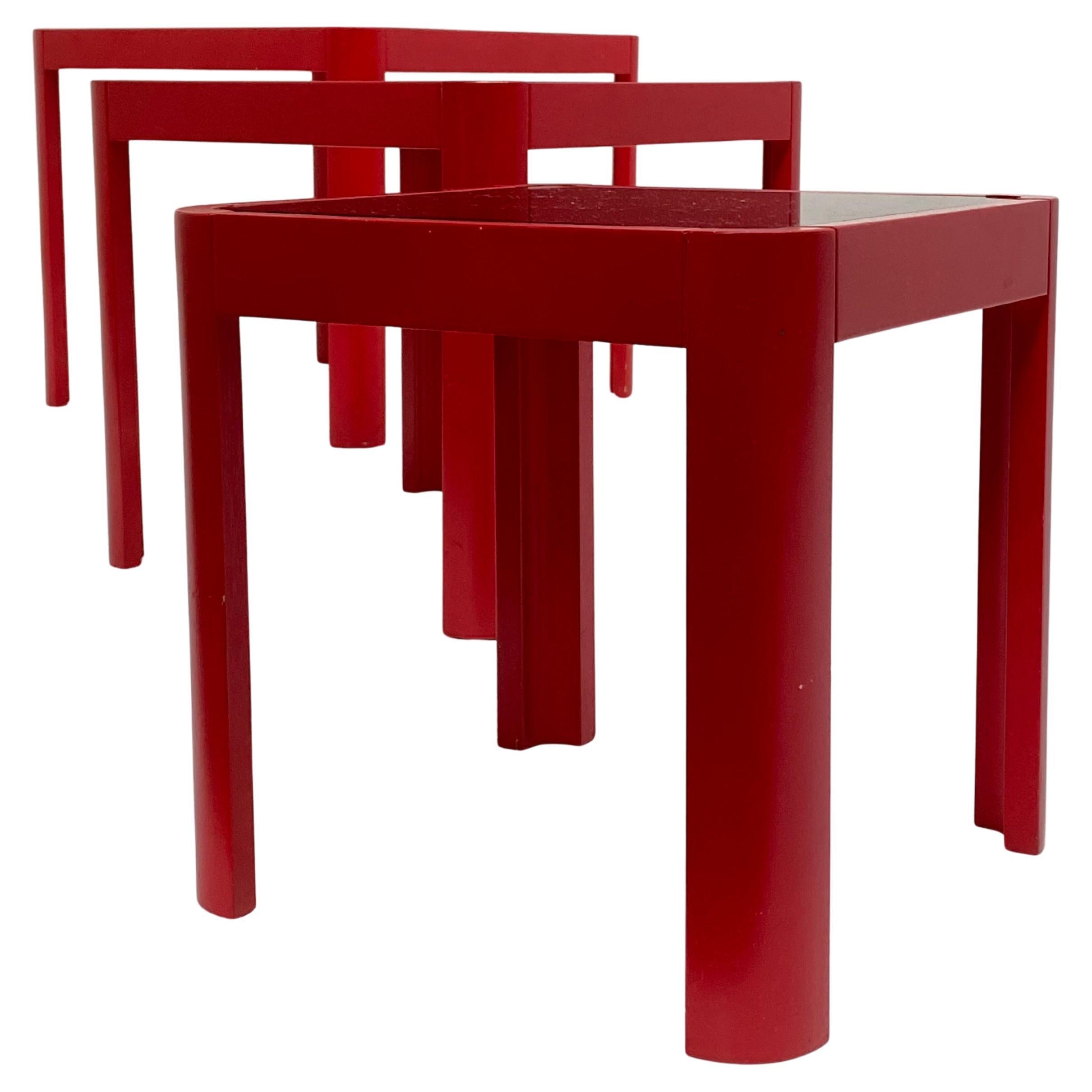 Stapeltische im italienischen Porada-Stil der 1970er Jahre aus rot lackierter Esche und Rauchglas im Angebot
