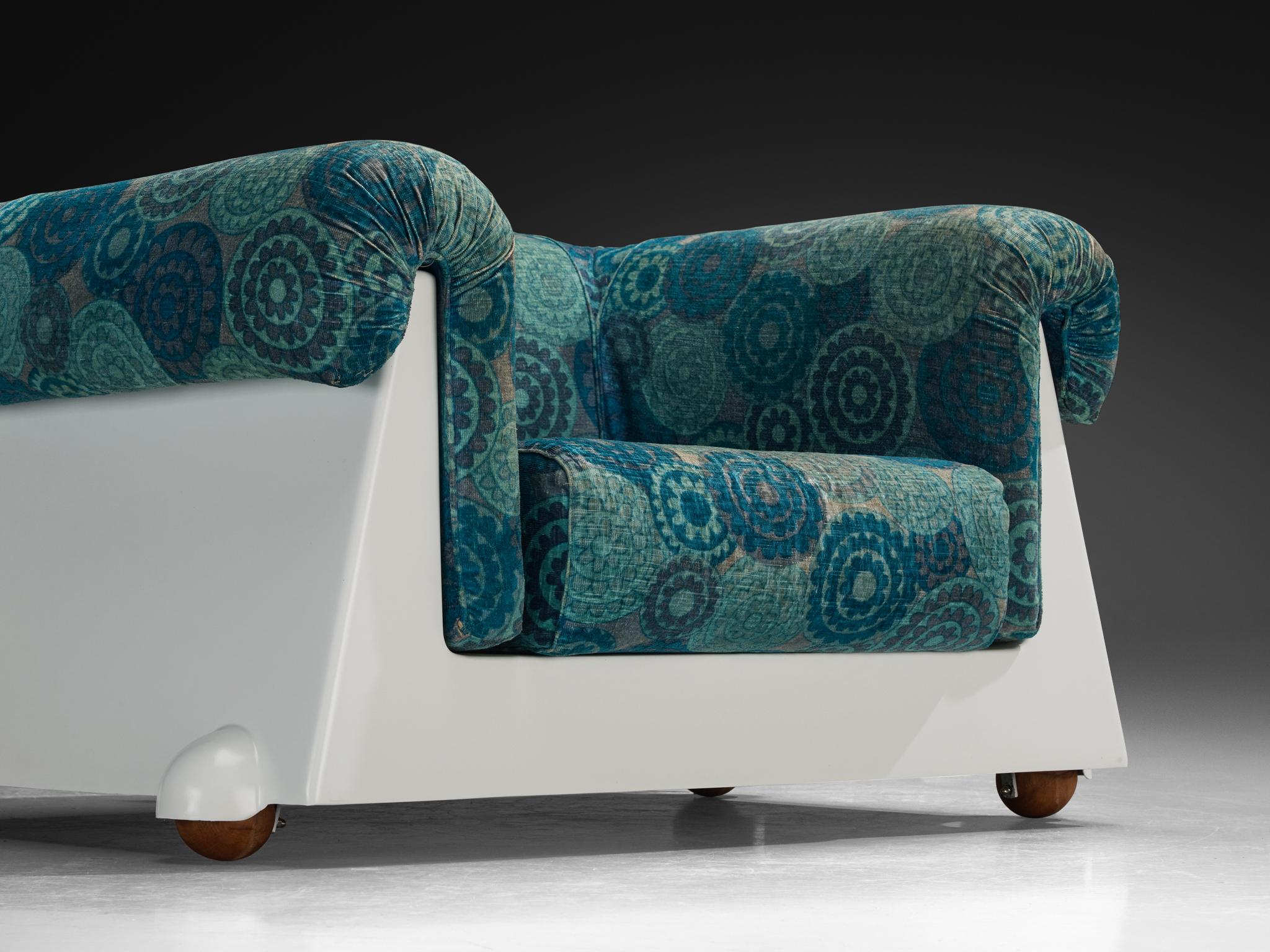 1970s Italian Post-Modern Lounge Chair in White Fiberglass In Good Condition For Sale In Waalwijk, NL