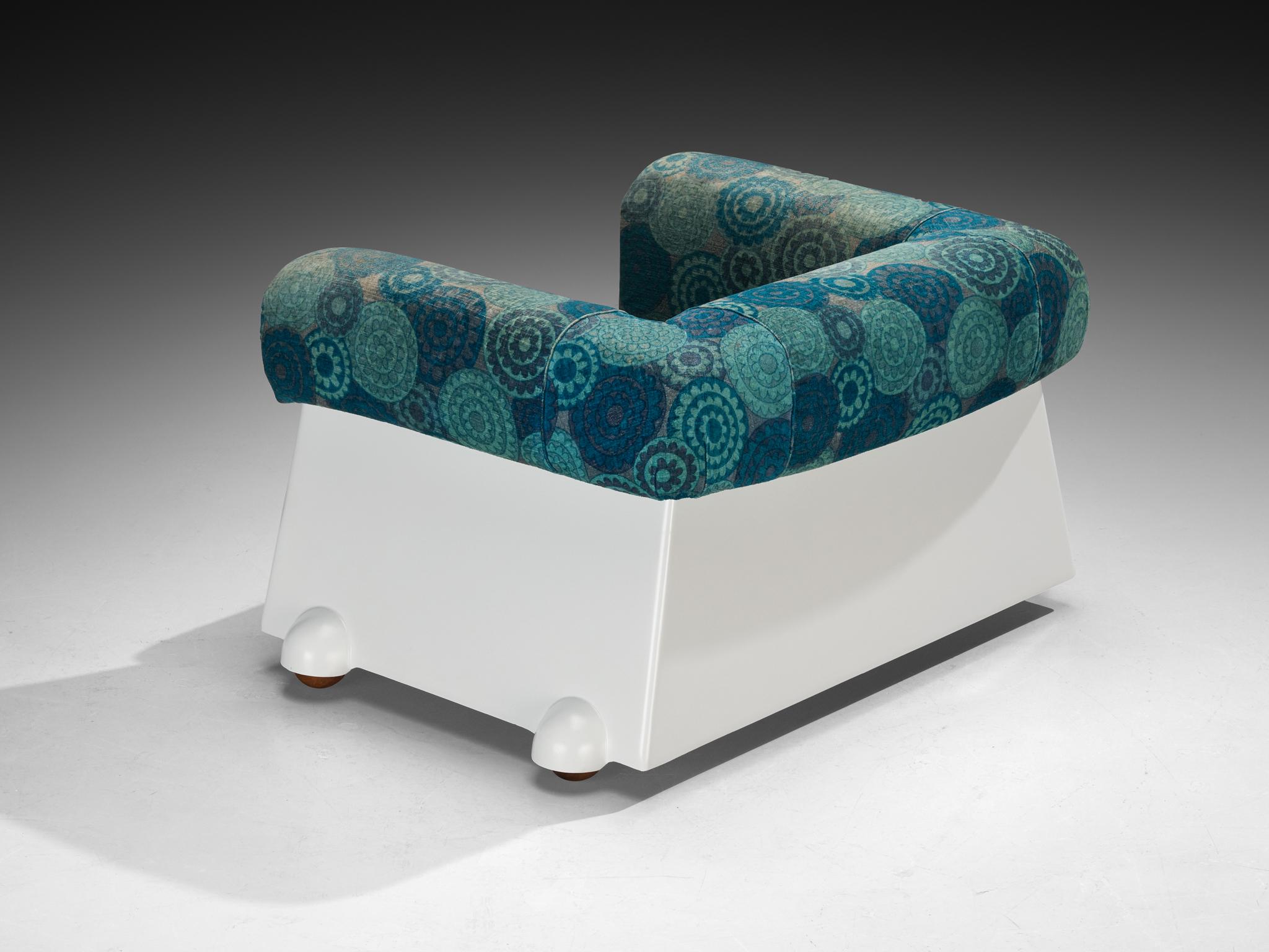 Late 20th Century 1970s Italian Post-Modern Lounge Chair in White Fiberglass For Sale