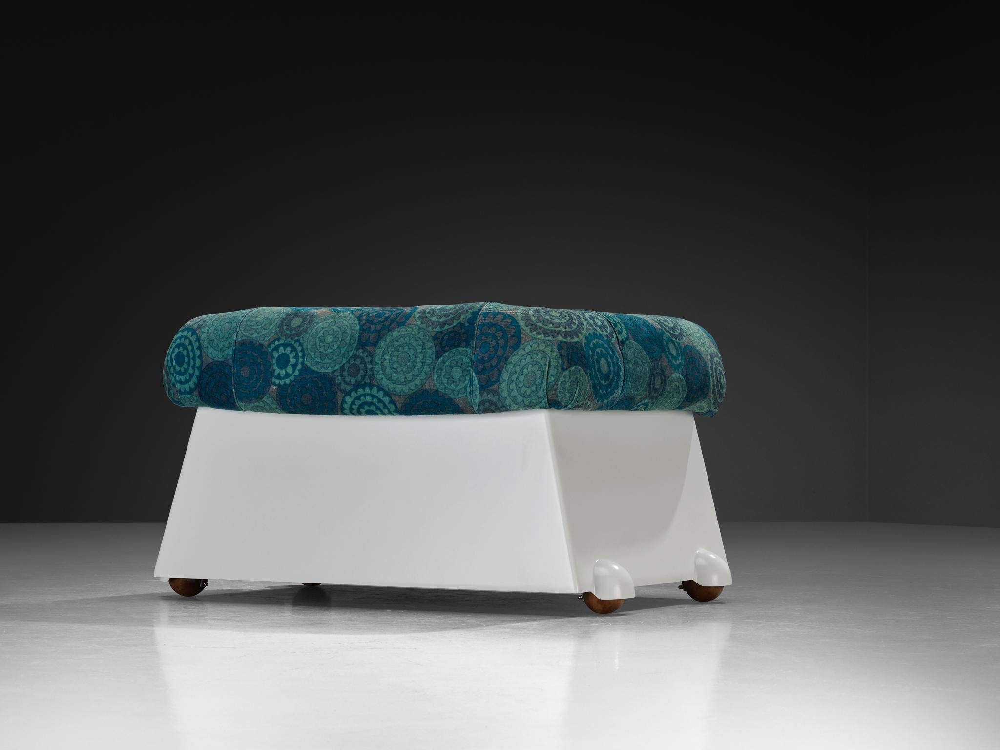 1970s Italian Post-Modern Lounge Chair in White Fiberglass For Sale 2
