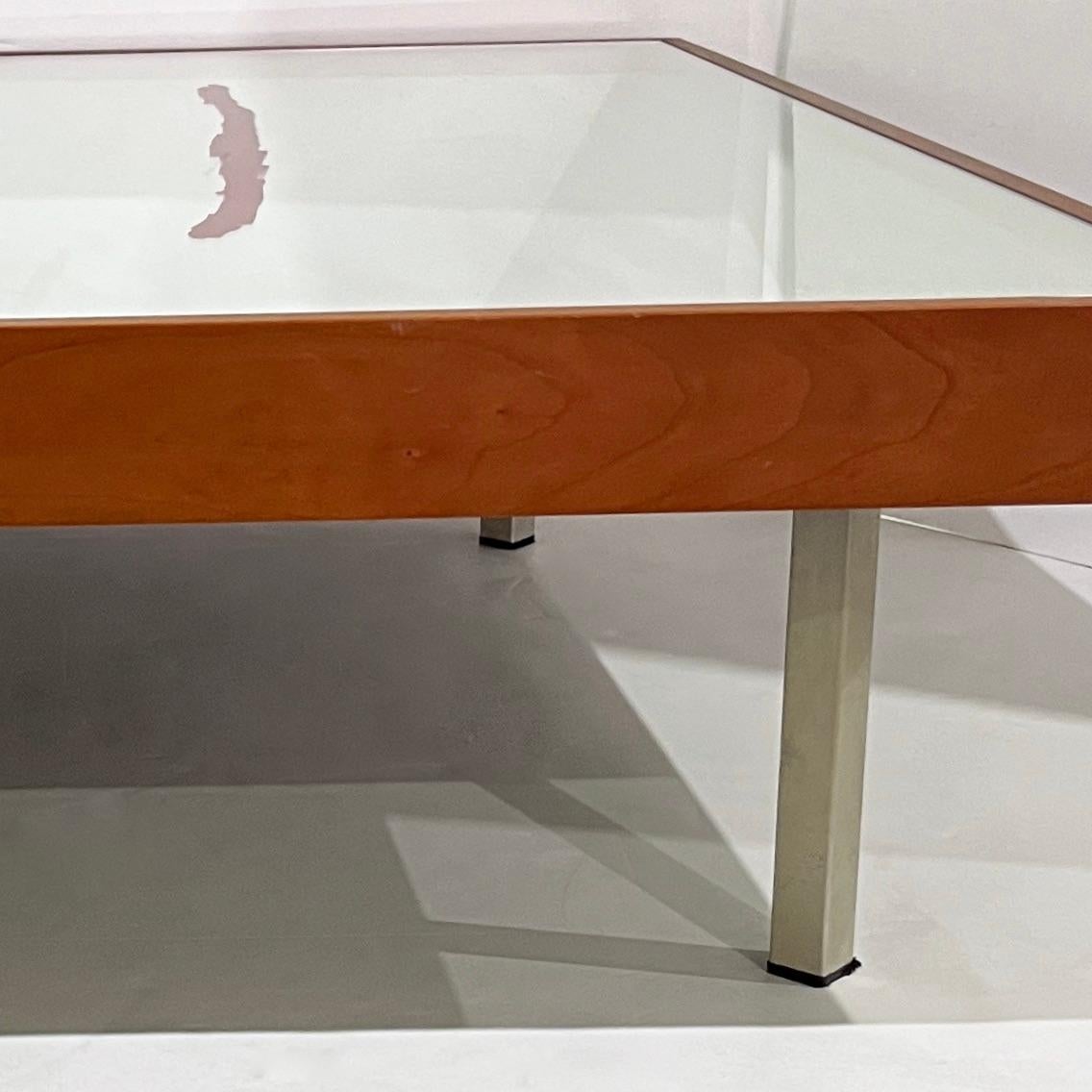 Paire de tables basses postmodernes italiennes des années 1970 en bois de cerisier églomisé avec miroir  en vente 4