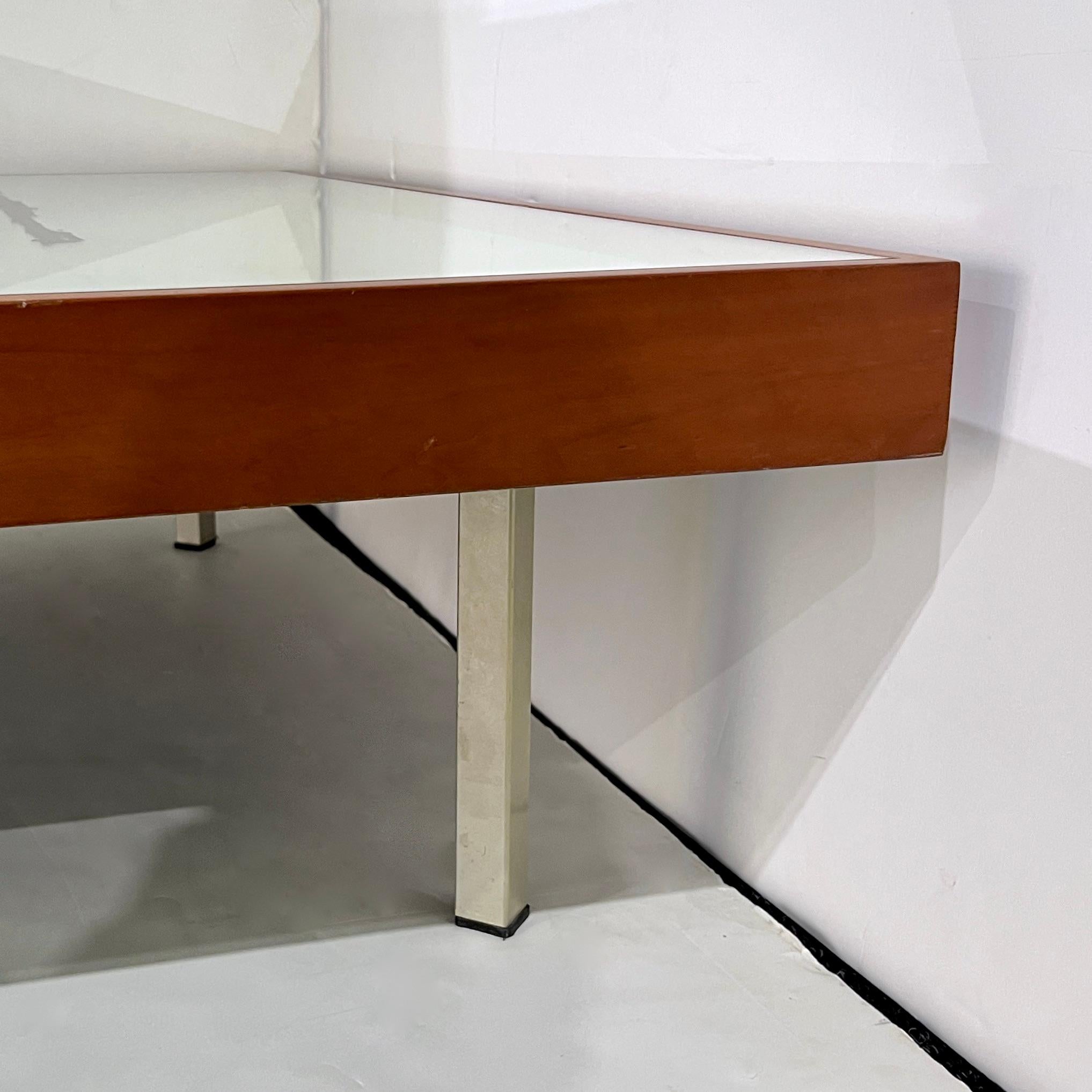 Aluminium Paire de tables basses postmodernes italiennes des années 1970 en bois de cerisier églomisé avec miroir  en vente
