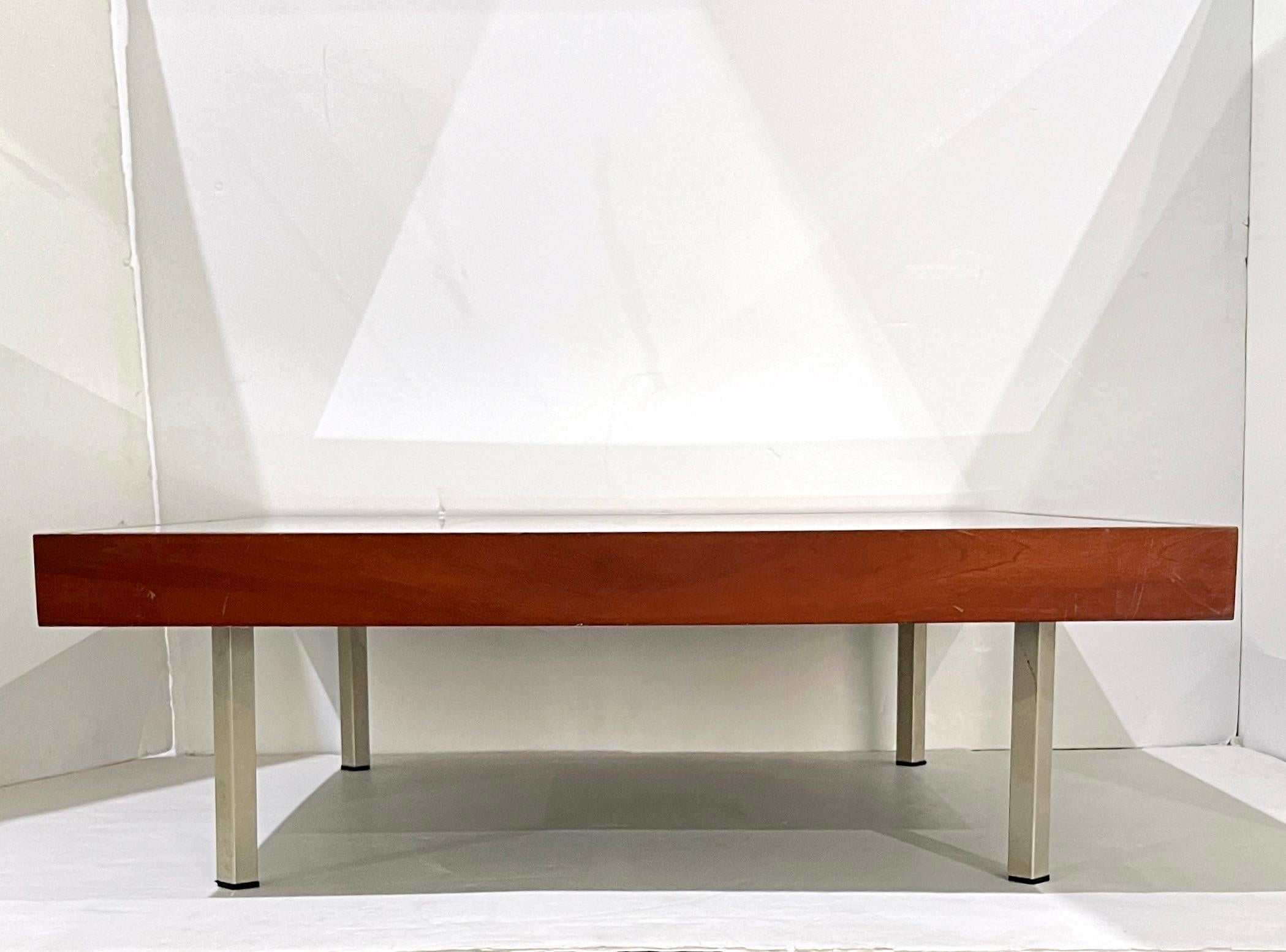 Paire de tables basses postmodernes italiennes des années 1970 en bois de cerisier églomisé avec miroir  en vente 1