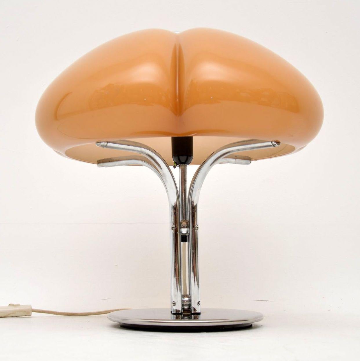 Une étonnante et très rare lampe de table vintage des années 1970 conçue par Gae Aulenti, fabriquée par Harvey Guzzini en Italie. Ce modèle, appelé 
