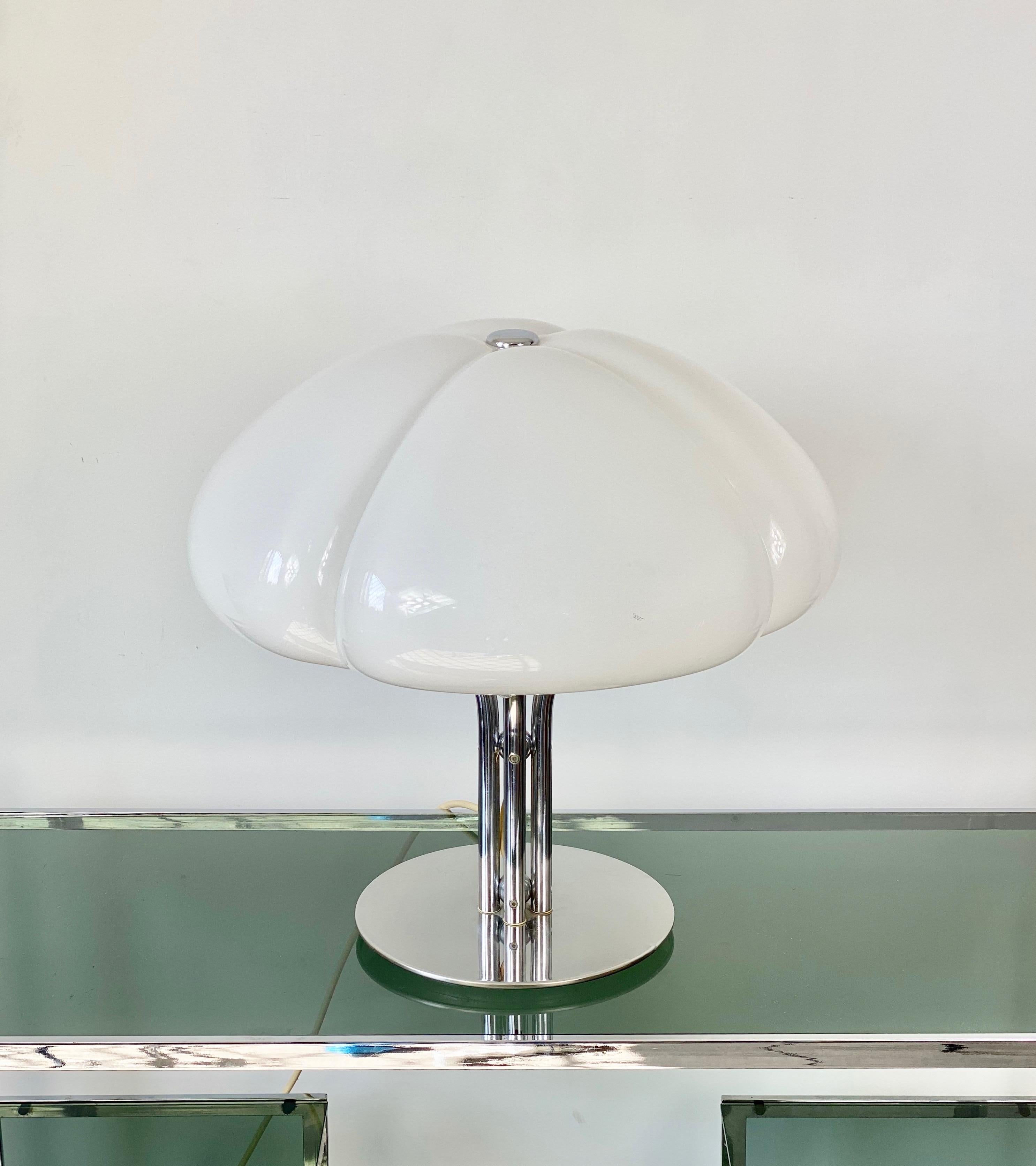 Étonnante:: rare et grande lampe de table moderne du milieu du siècle. Conçu par Gae Aulenti en 1968. Fabriqué par Harvey Guzzini dans les années 1960-1970:: Italie. Cette lampe de table très recherchée et élégante est exécutée en acier chromé et