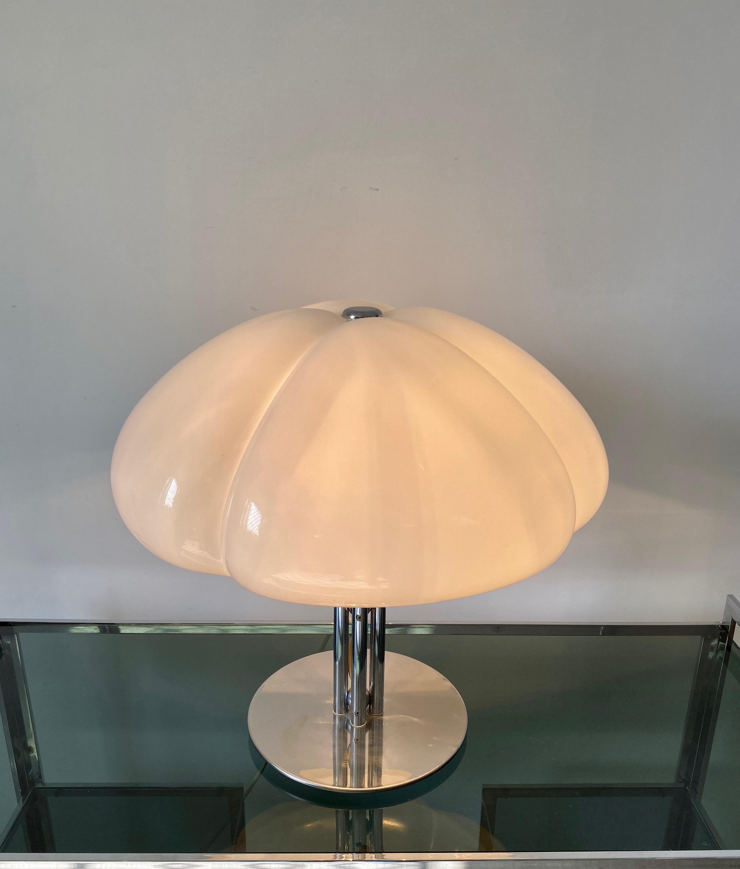 1970s Italian Quadrifoglio Table Lamp by Gae Aulenti for Harvey Guzzini In Good Condition In Rome, IT