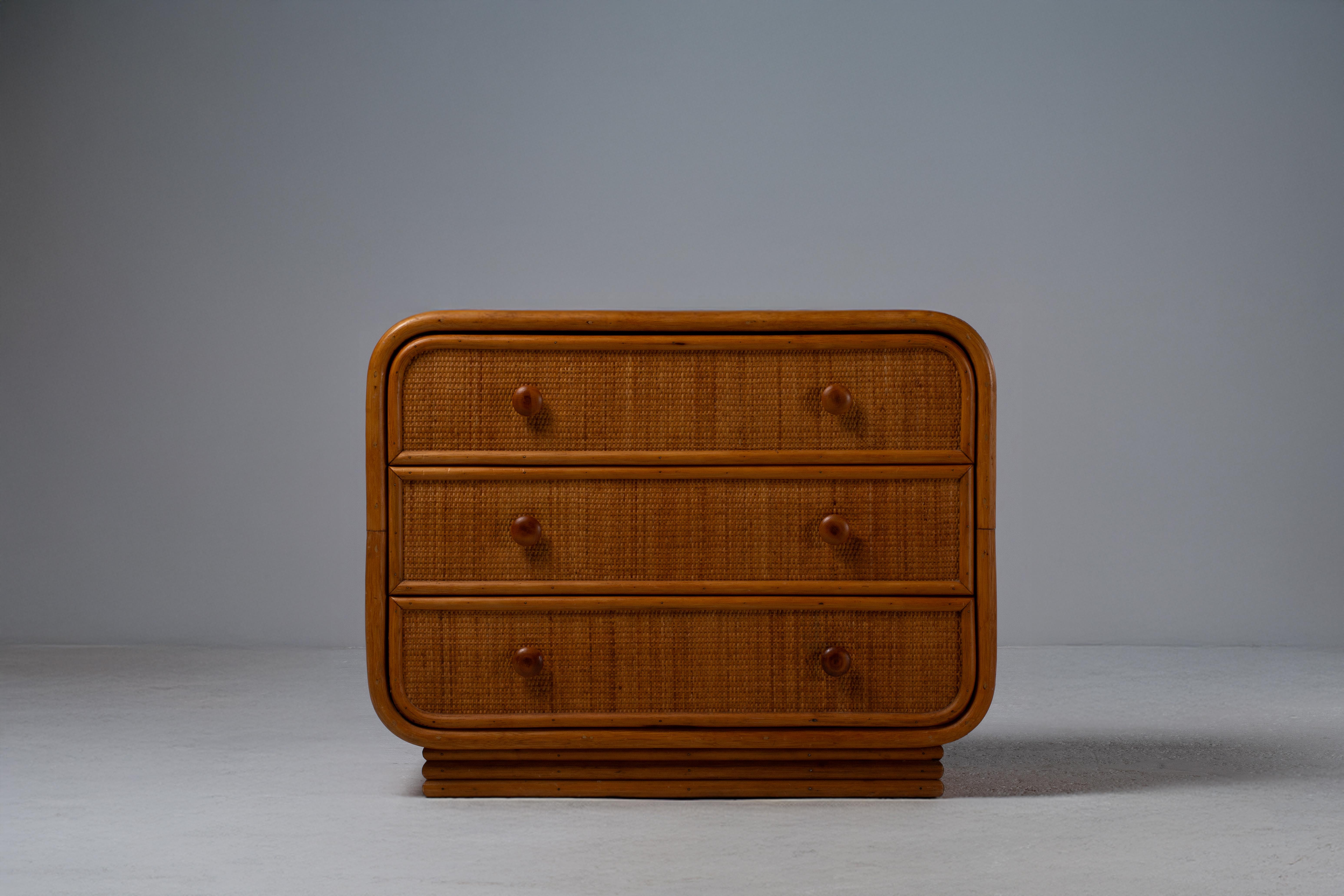 Italienische Kommode aus Rattan und Bambus aus den 1970er Jahren - Organisches modernistisches Design (Moderne der Mitte des Jahrhunderts) im Angebot