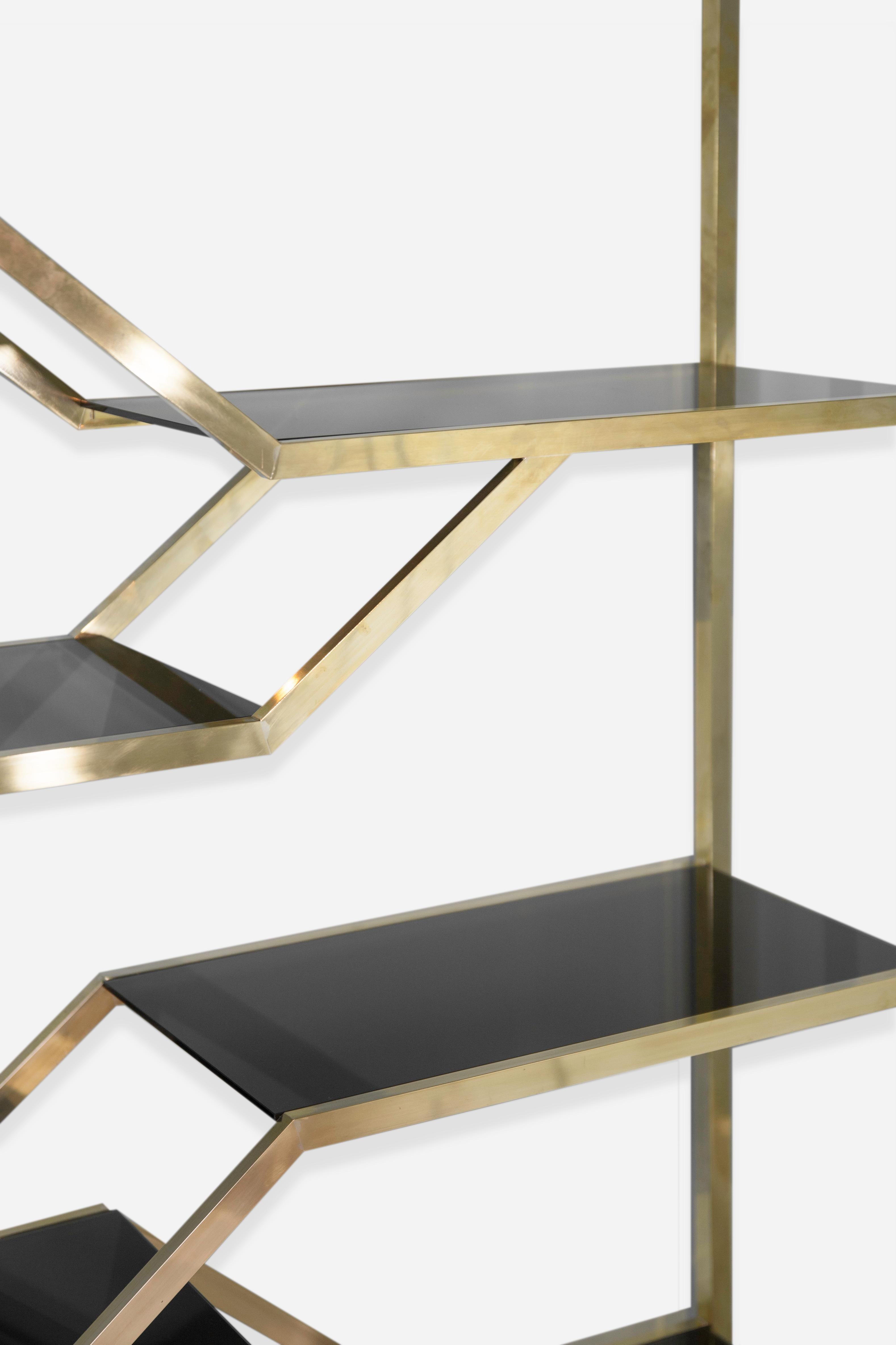 Libreria italiana anni '70 rettangolare in ottone e vetro opalino nero Oro Nero In condizioni buone in vendita a Milano, IT