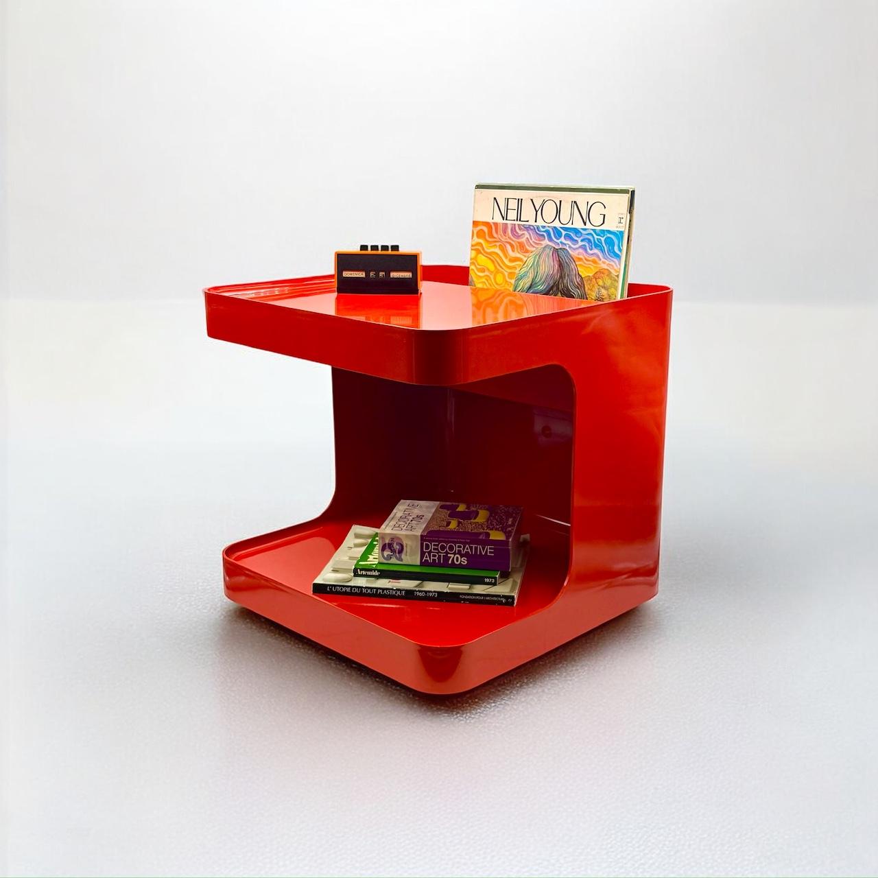 1970 Italian Red Space AGE Bar Cart by M. I-One for Longato, Novodur en vente 3