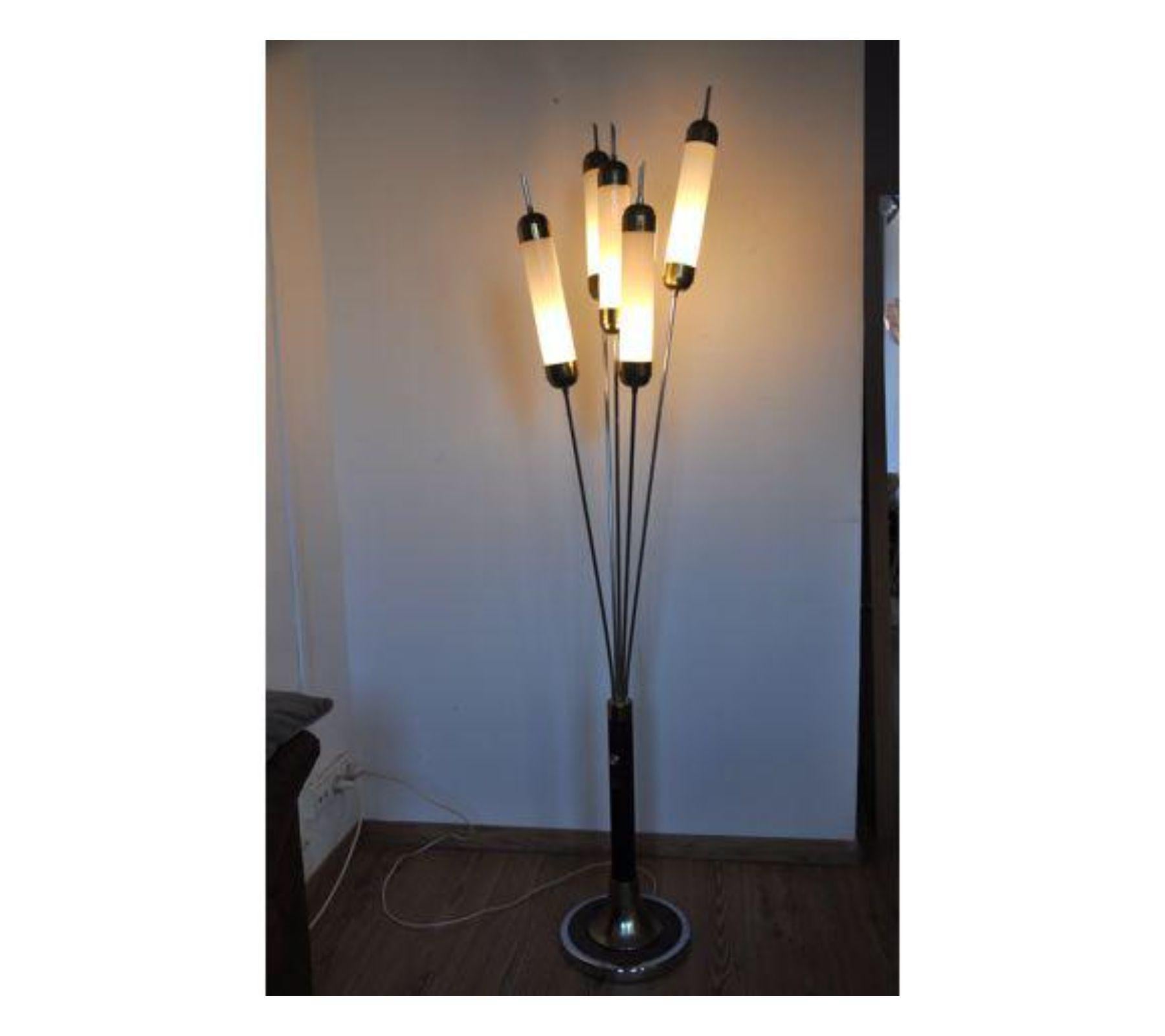 Superb Italian floor lamp designed by Carlo Nason in Murano, Italy, circa 1970. lamp composed of 5 stalks in the form of reeds made out of Murano glasses. 3 mode of illumination (1/3/5 bulb on). A unique piece of design that will be great a