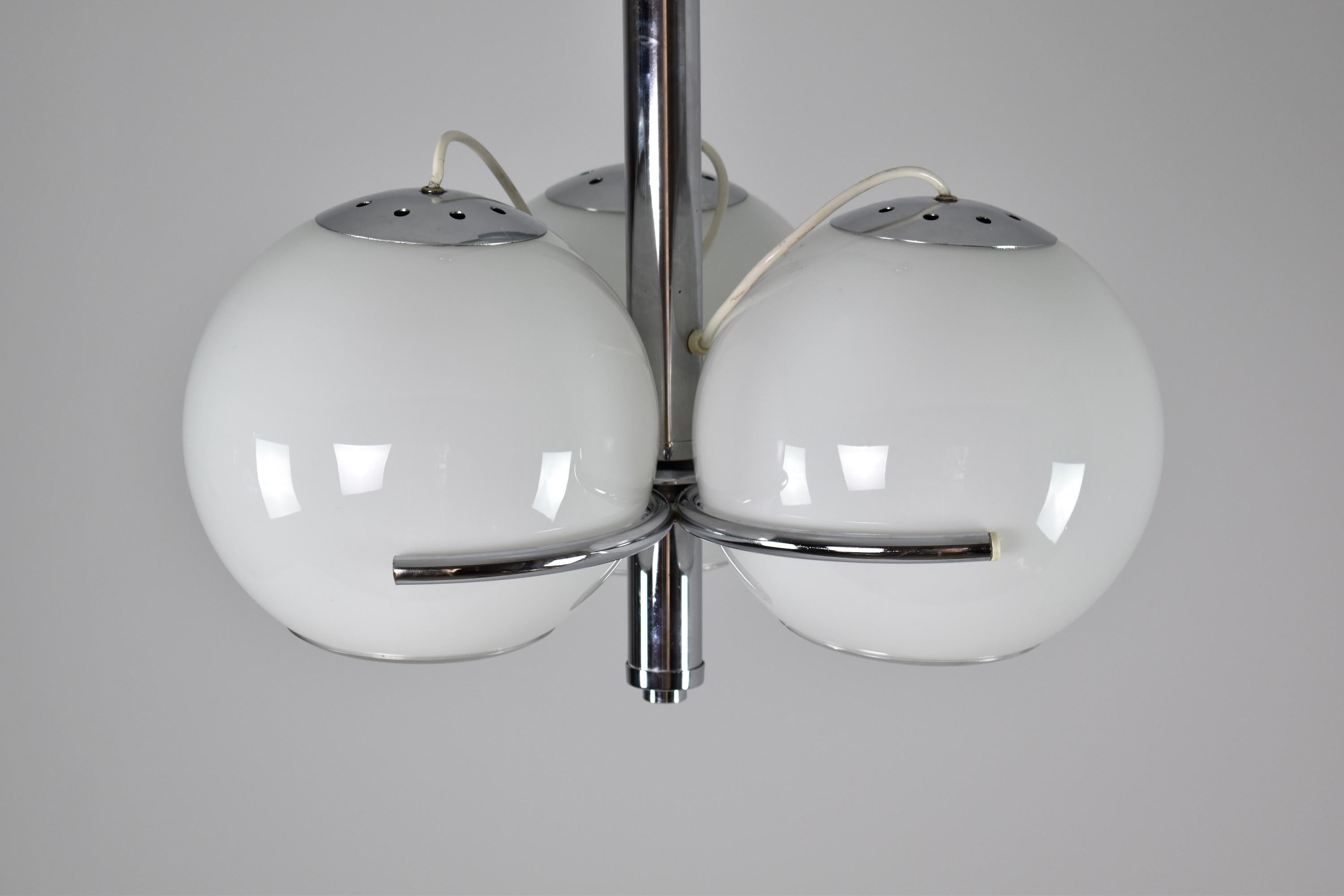 Lampe à suspension réglable à trois globes Reggiani, Italie, années 1970 en vente 5