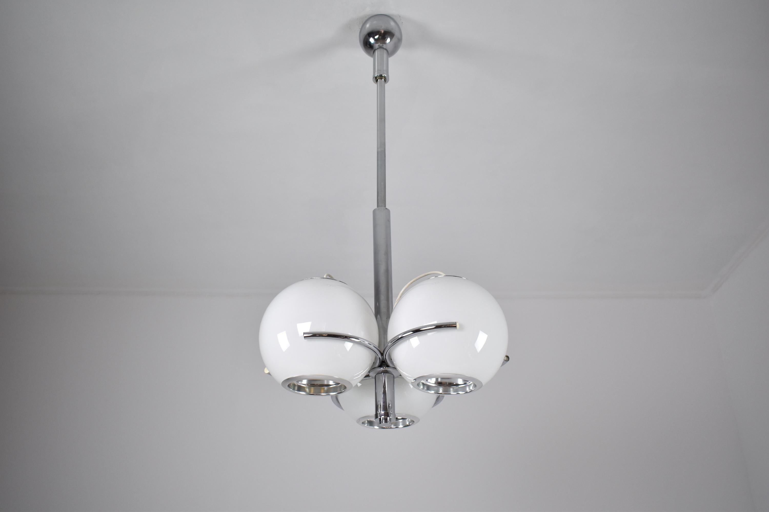 Mid-Century Modern Lampe à suspension réglable à trois globes Reggiani, Italie, années 1970 en vente