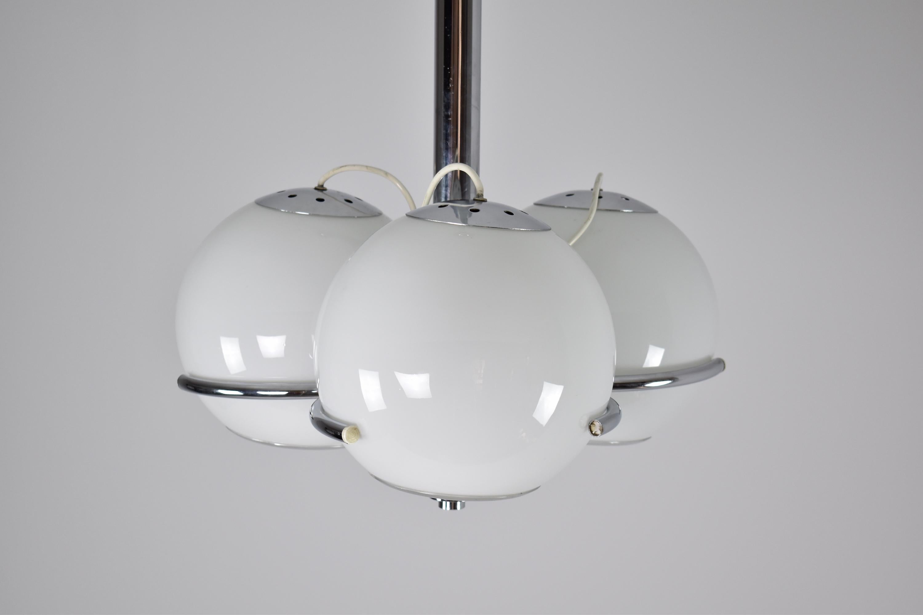 Acier inoxydable Lampe à suspension réglable à trois globes Reggiani, Italie, années 1970 en vente