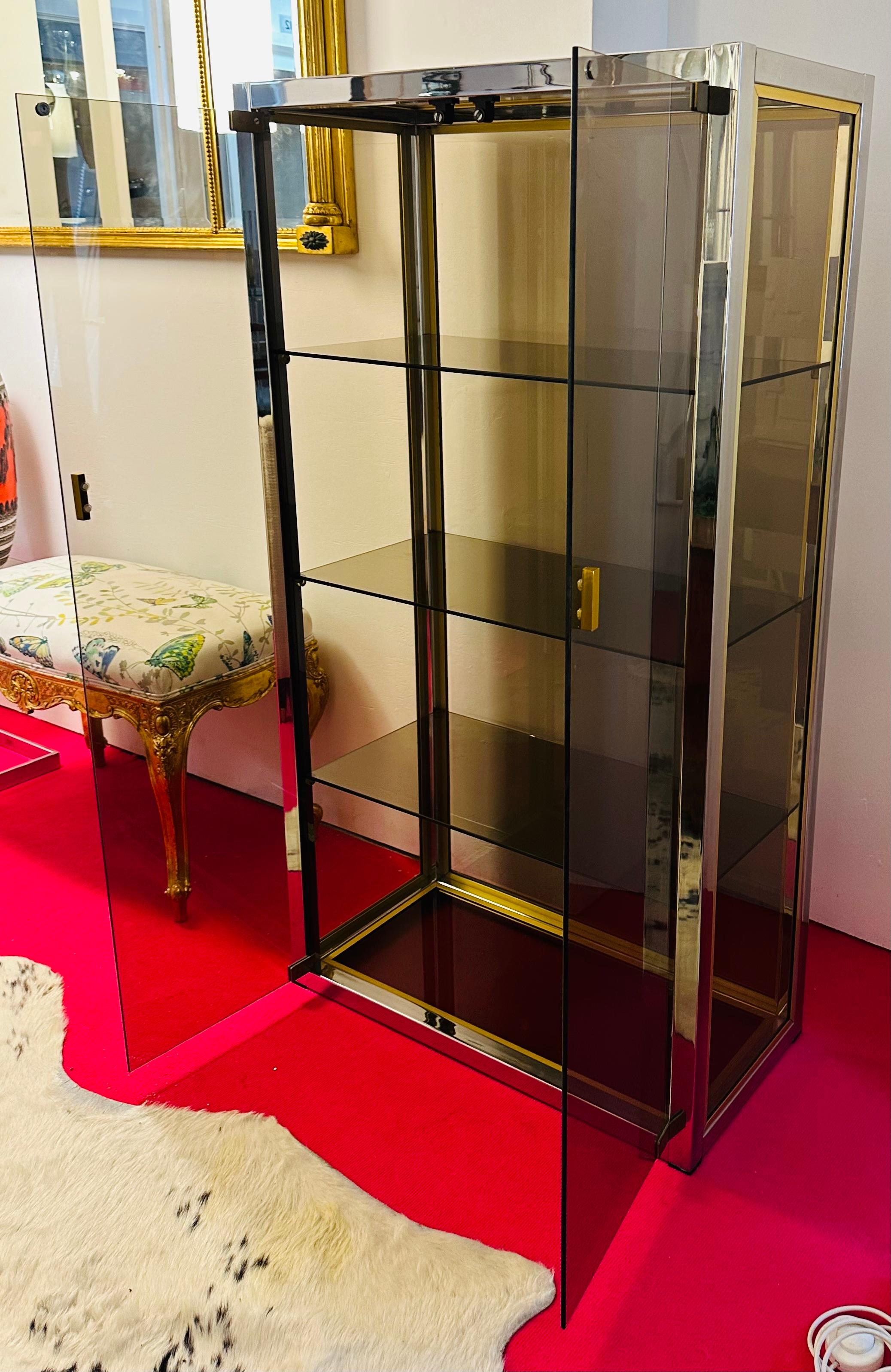 Italienischer Renato Zevi-Vitrinen- oder Getränkeschrank aus Rauchglas und Chrom, 1970er Jahre im Angebot 1