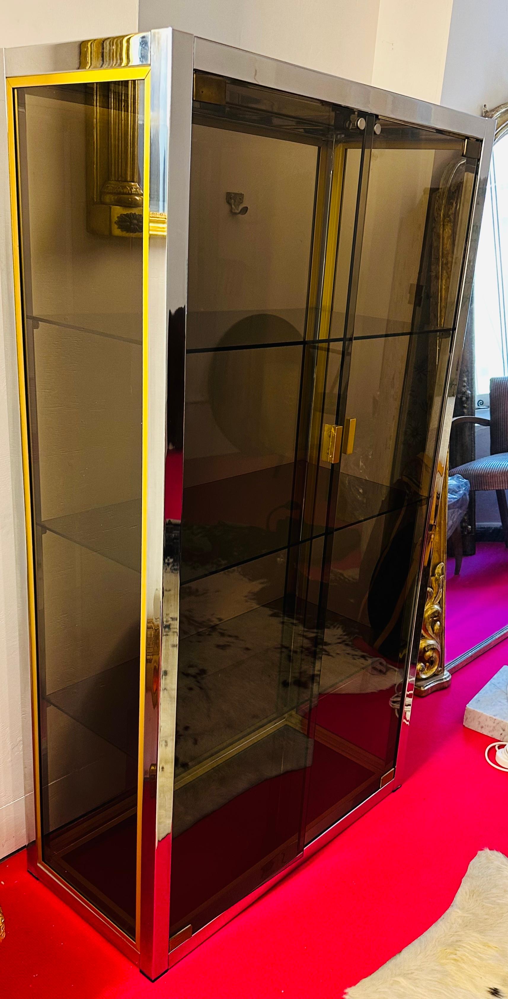 Italienischer Renato Zevi-Vitrinen- oder Getränkeschrank aus Rauchglas und Chrom, 1970er Jahre im Zustand „Gut“ im Angebot in London, GB