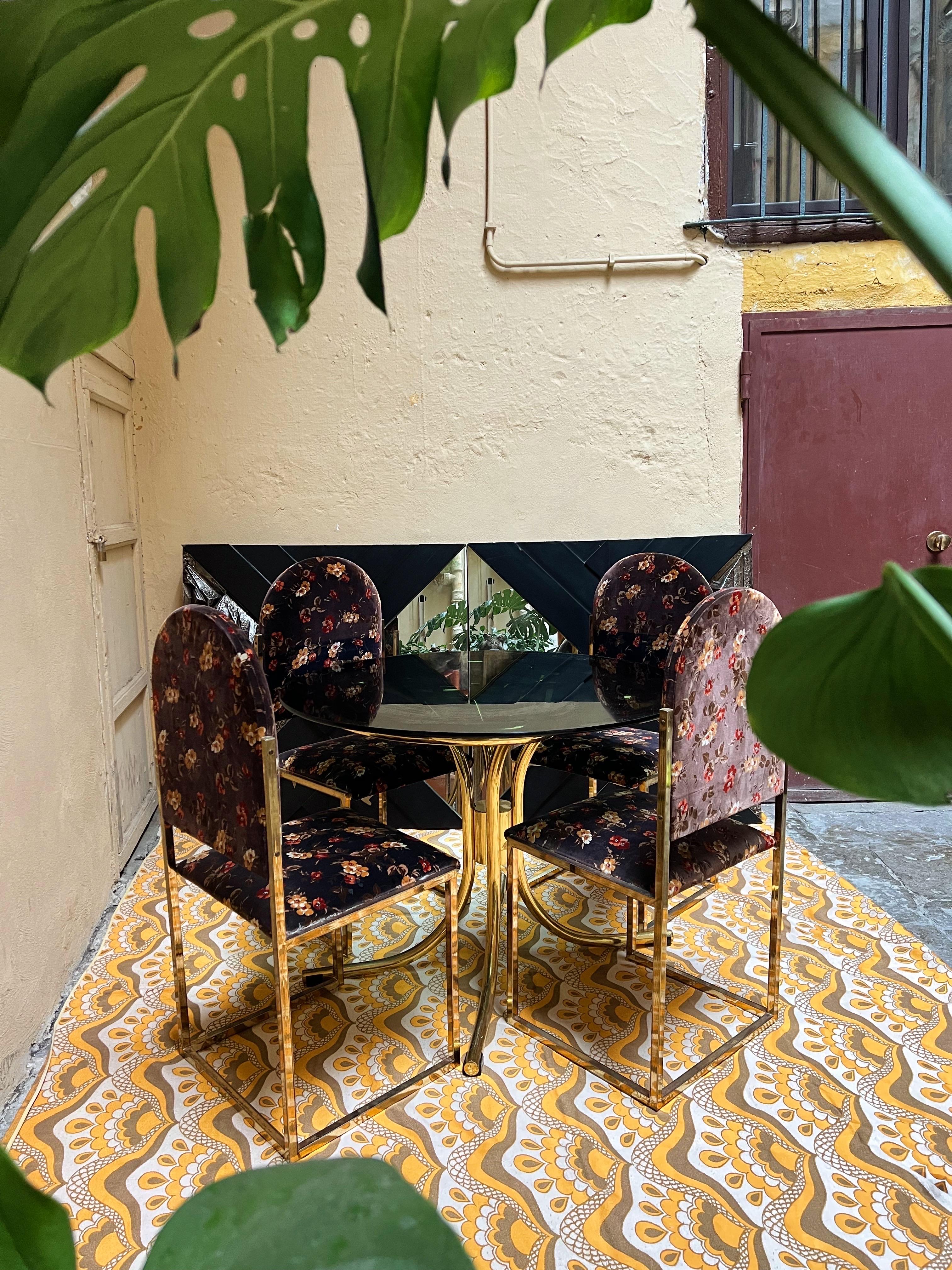 Magnifiques chaises de salle à manger de Romeo Rega, fabriquées en Italie, années 1970. 
Ces chaises de salle à manger confortables sont dotées d'une base en métal doré et d'un tissu en velours à motifs floraux. Le tissu est d'origine et date de