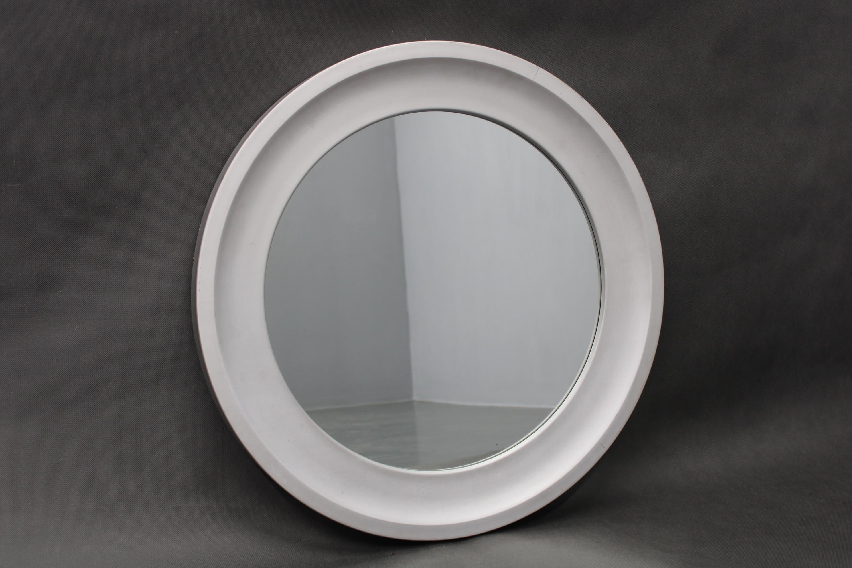 Mid-Century Modern Miroir rond en aluminium italien des années 1970 en vente
