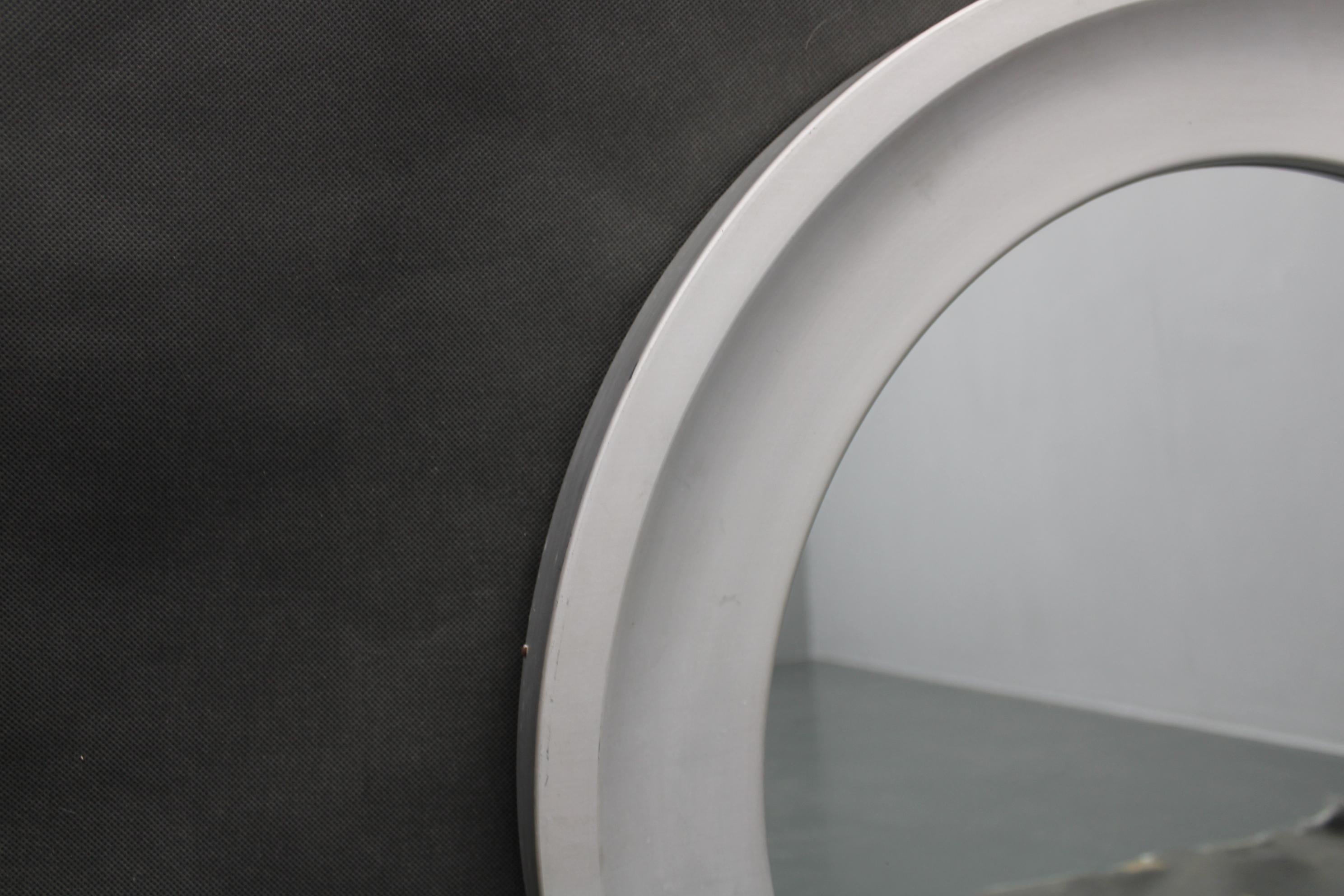 Miroir rond en aluminium italien des années 1970 Bon état - En vente à Praha, CZ