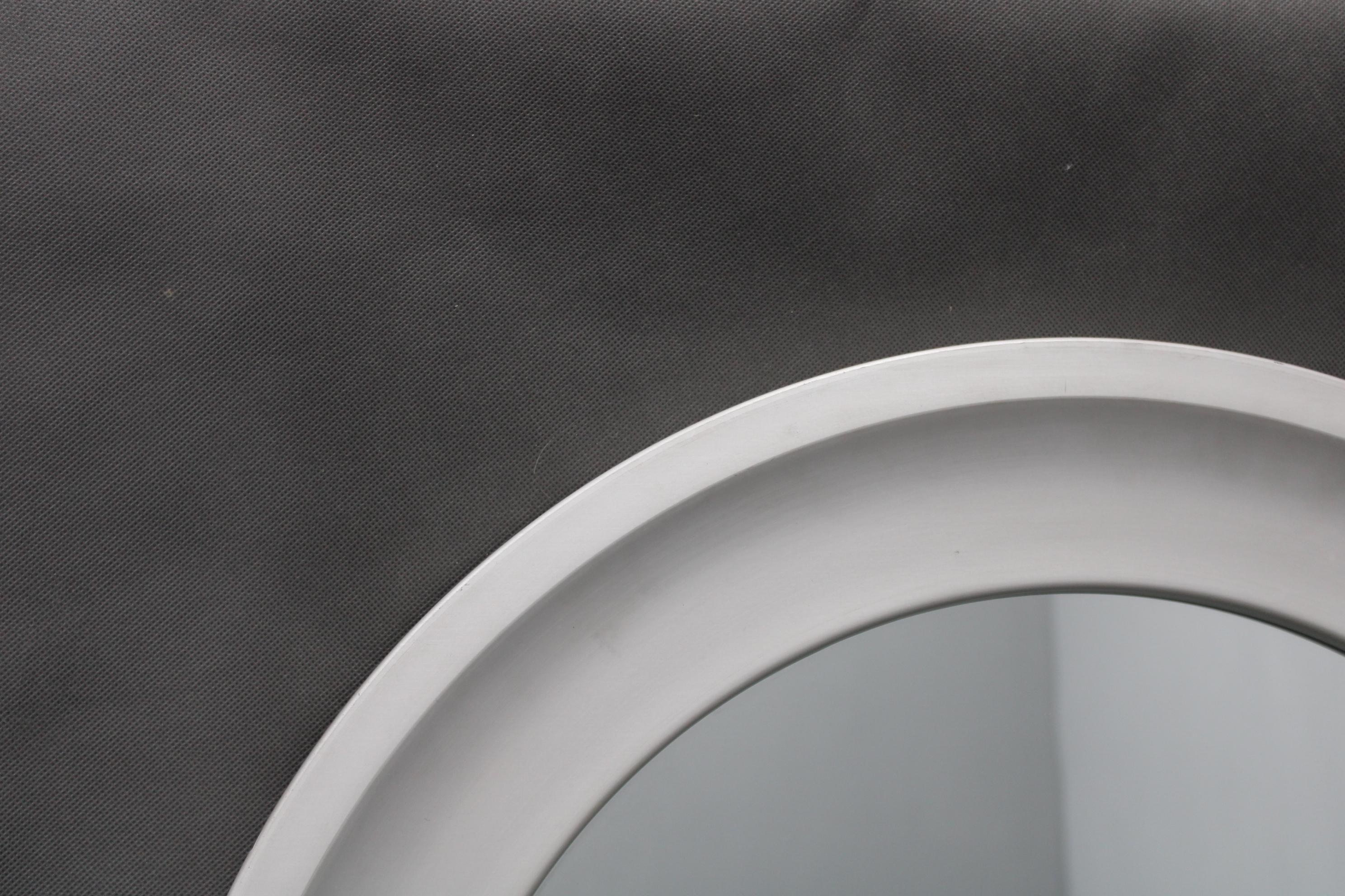Miroir rond en aluminium italien des années 1970 en vente 1