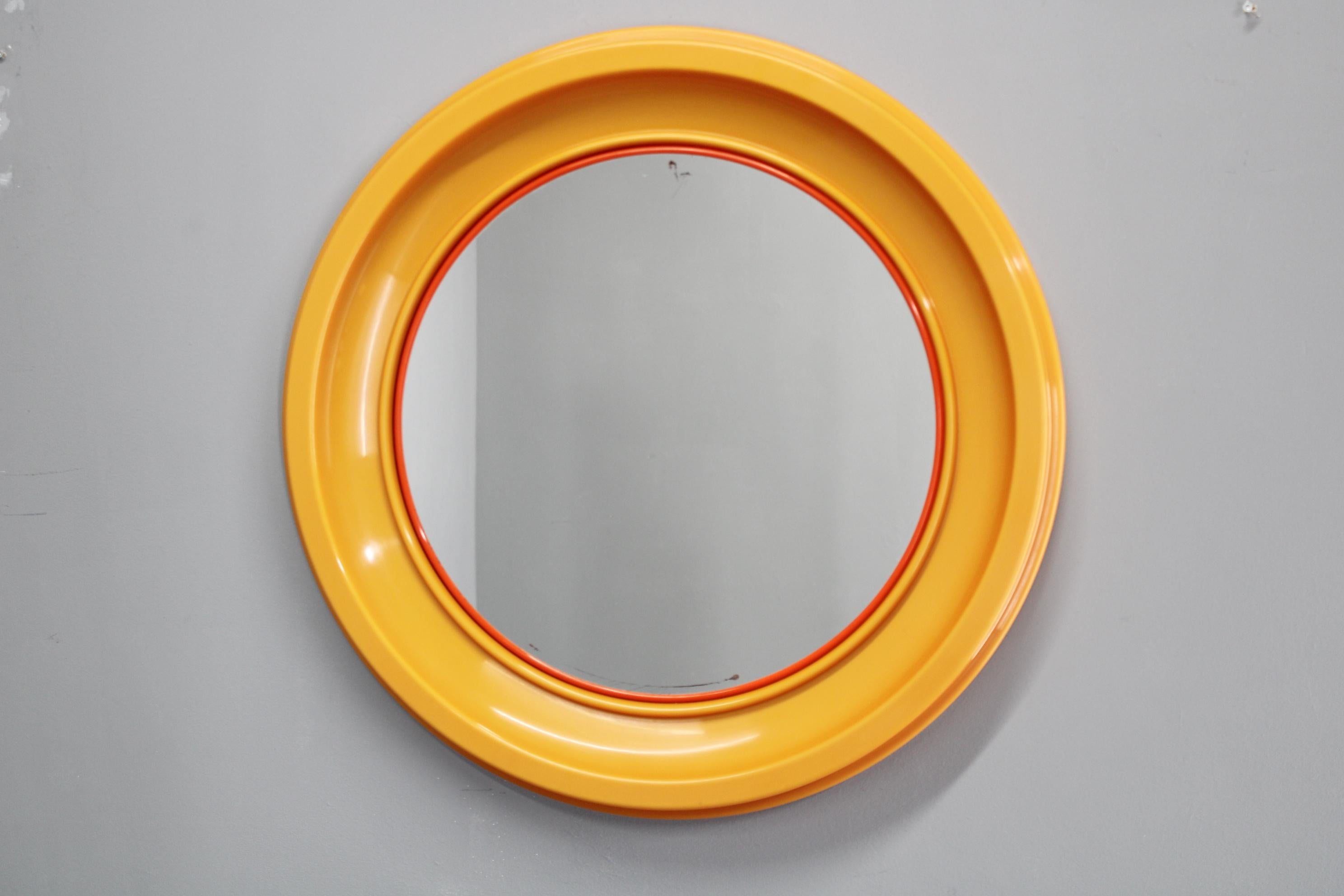 Miroir rond ludique et vibrant produit par Salc, Italie, dans les années 1970, avec un cadre en plastique moulé jaune/orange frappant et un verre miroir de qualité. Cette pièce vintage apporte une touche de couleur et un style rétro amusant à tout