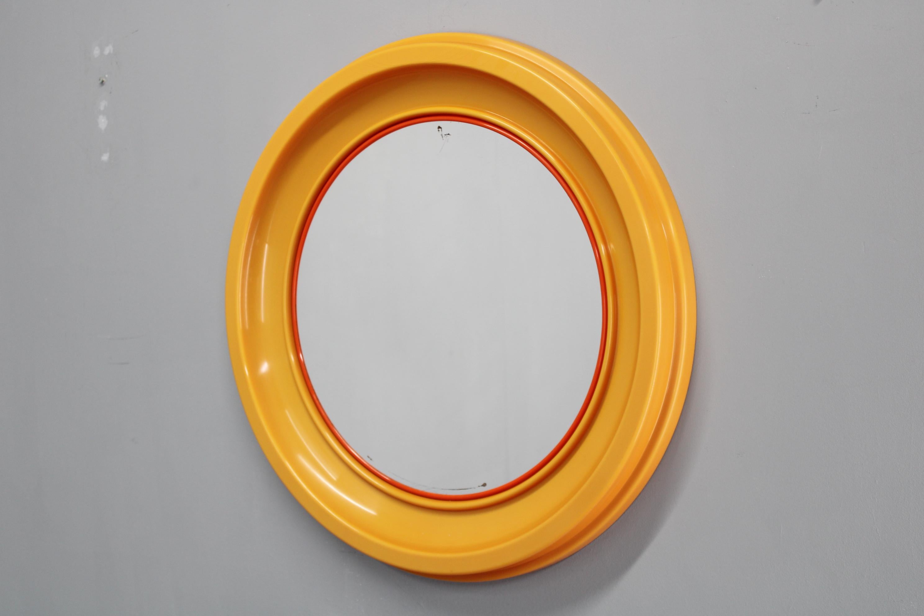 Art déco Miroir rond italien des années 1970 par Salc dans un cadre en plastique jaune/orange en vente