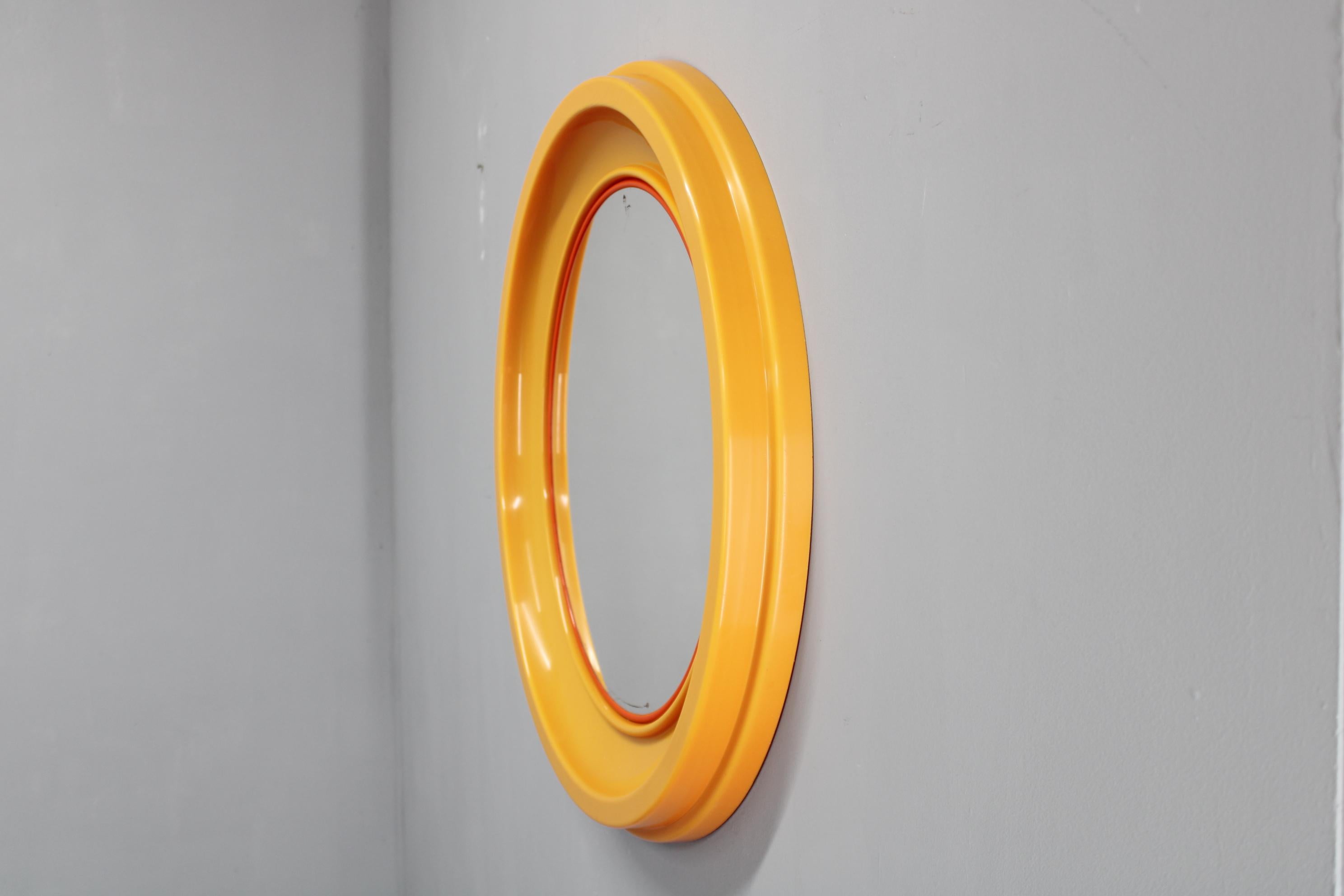 Poli Miroir rond italien des années 1970 par Salc dans un cadre en plastique jaune/orange en vente