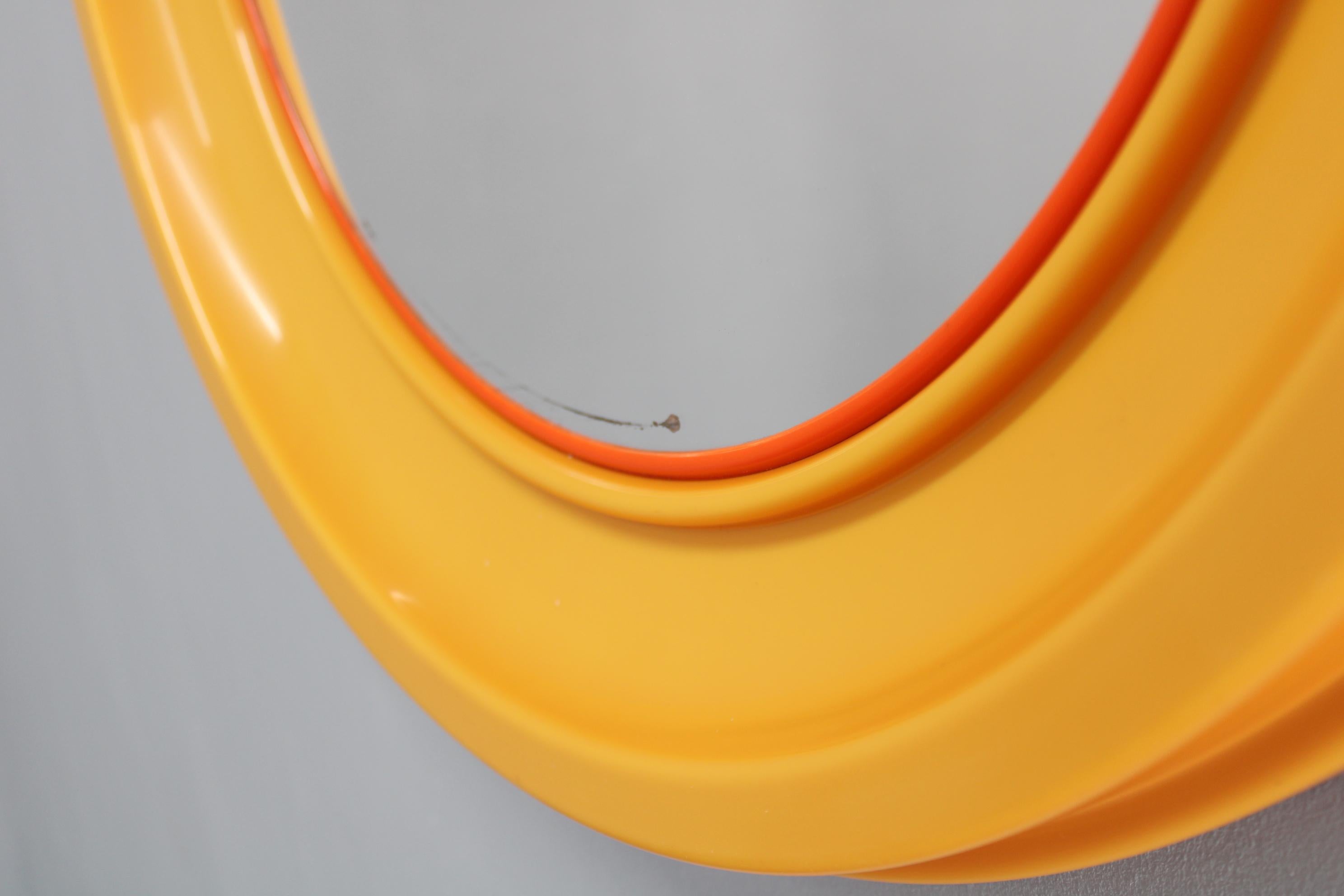 Miroir rond italien des années 1970 par Salc dans un cadre en plastique jaune/orange Bon état - En vente à Praha, CZ