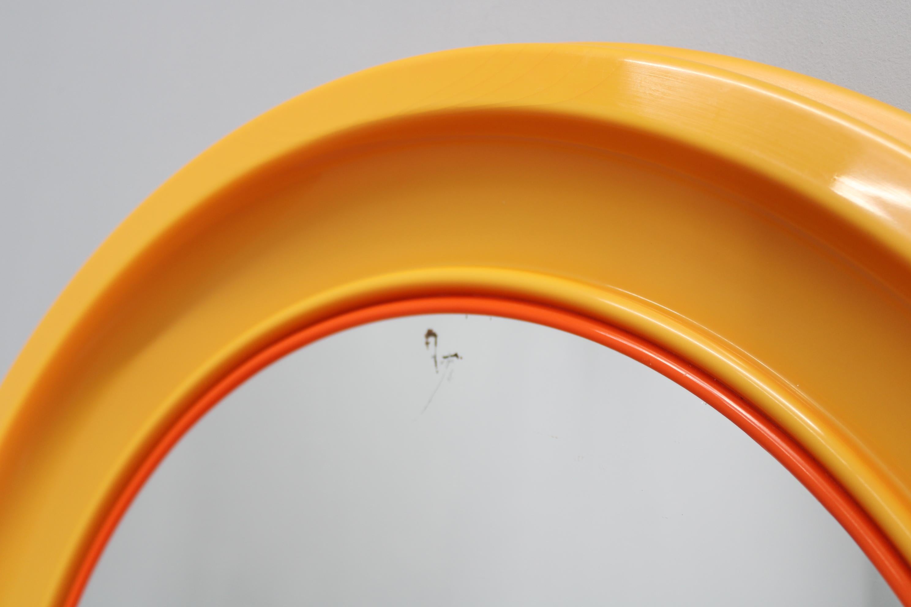 Fin du 20e siècle Miroir rond italien des années 1970 par Salc dans un cadre en plastique jaune/orange en vente