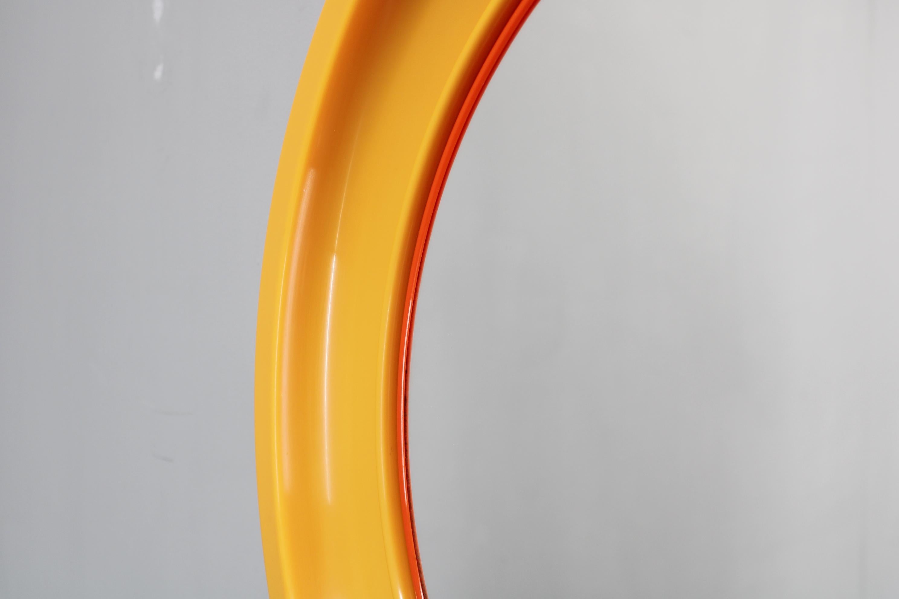 Miroir rond italien des années 1970 par Salc dans un cadre en plastique jaune/orange en vente 1