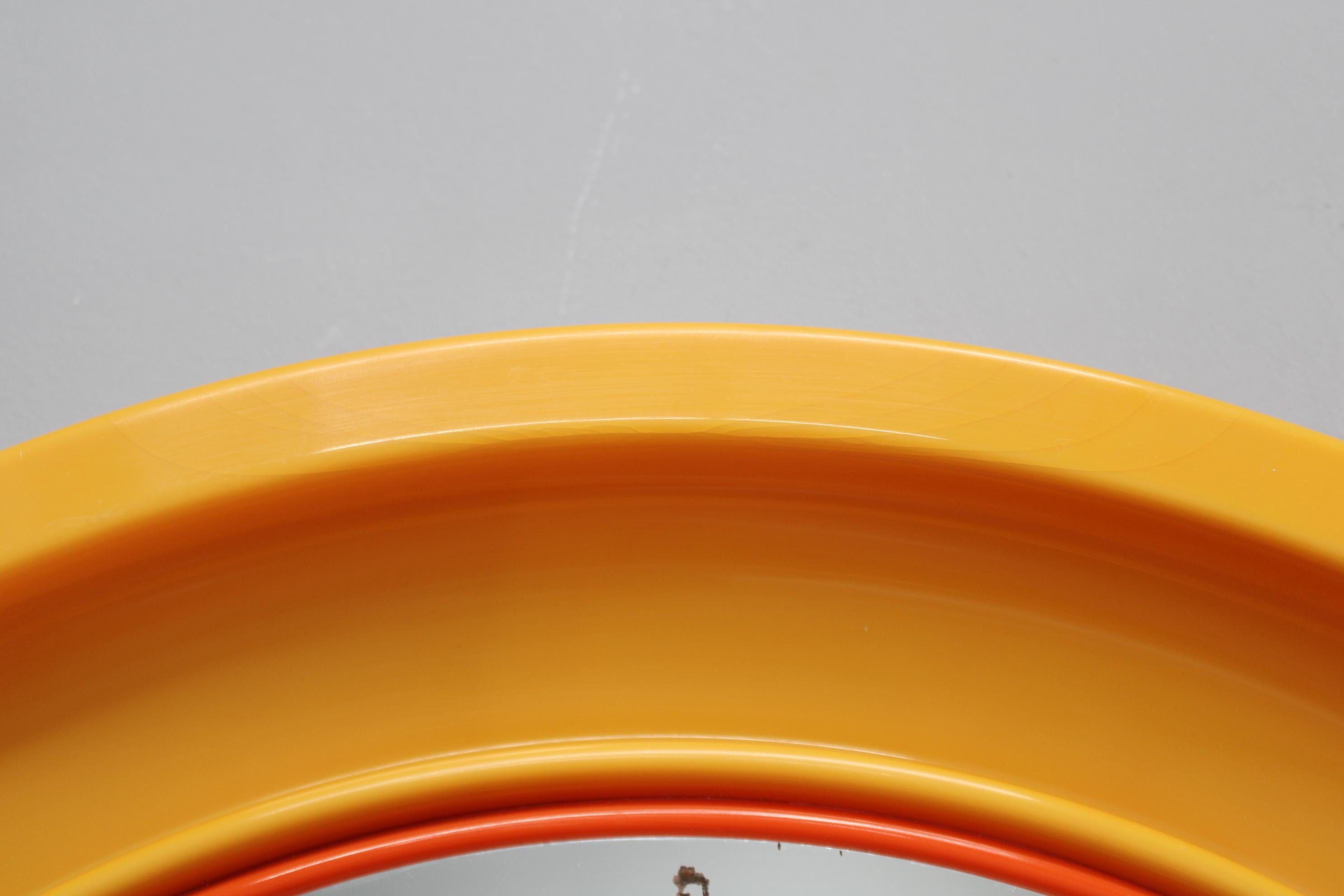 Miroir rond italien des années 1970 par Salc dans un cadre en plastique jaune/orange en vente 2