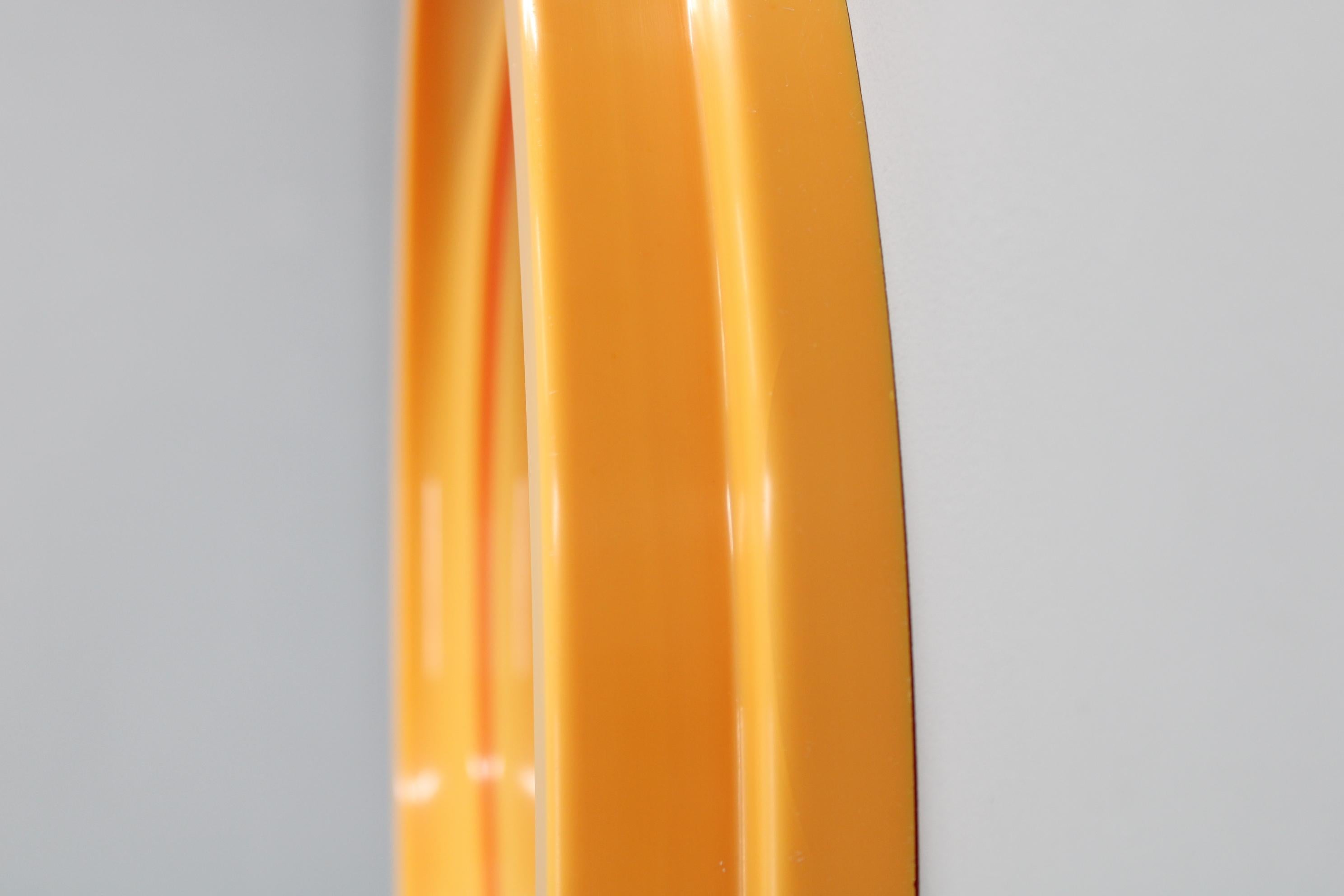 Miroir rond italien des années 1970 par Salc dans un cadre en plastique jaune/orange en vente 3