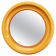 Specchio rotondo italiano degli anni '70 di Salc con cornice in plastica giallo/arancio