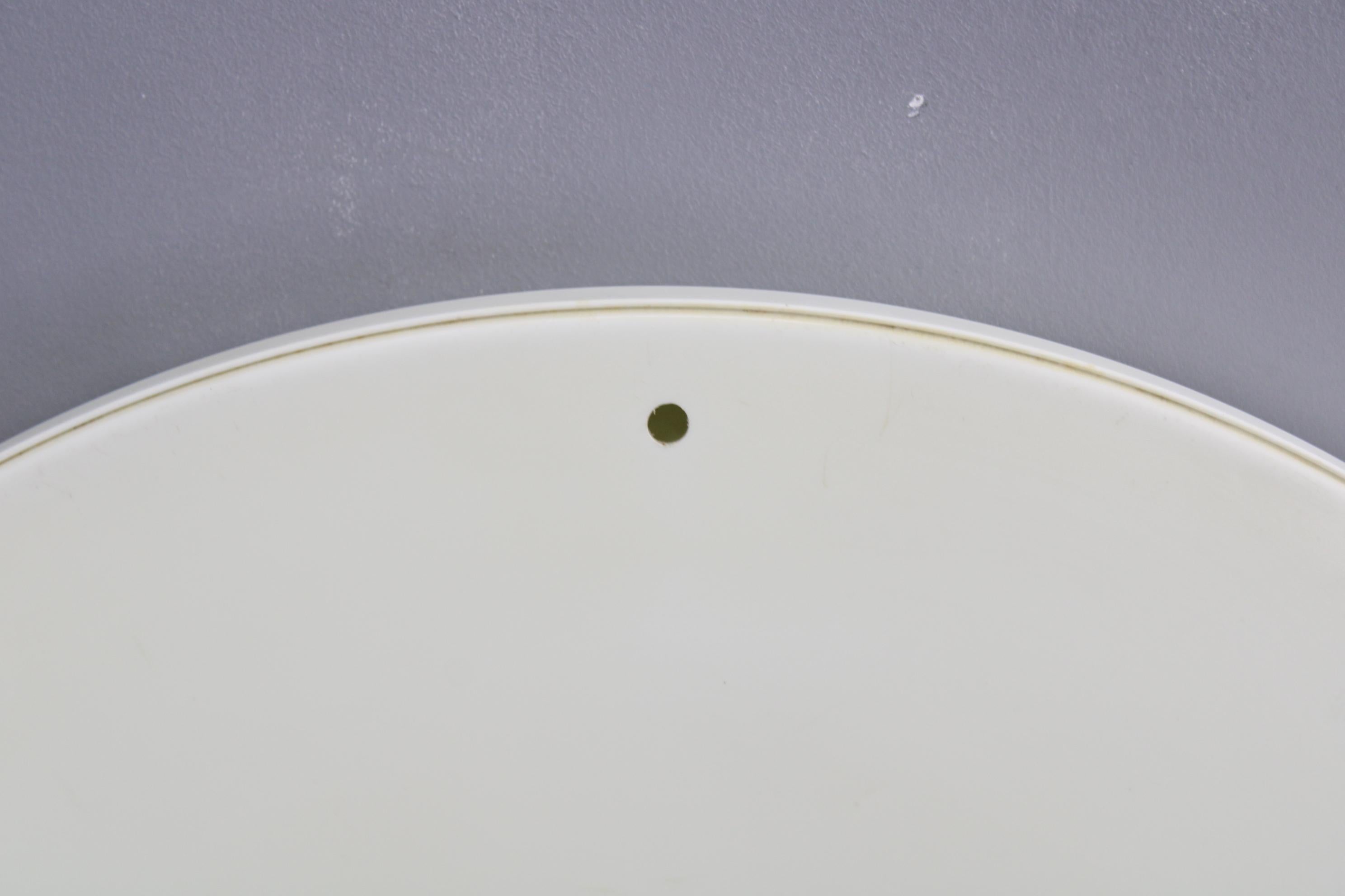 Specchio rotondo italiano degli anni '70 con cornice in plastica bianca e crema in vendita 4