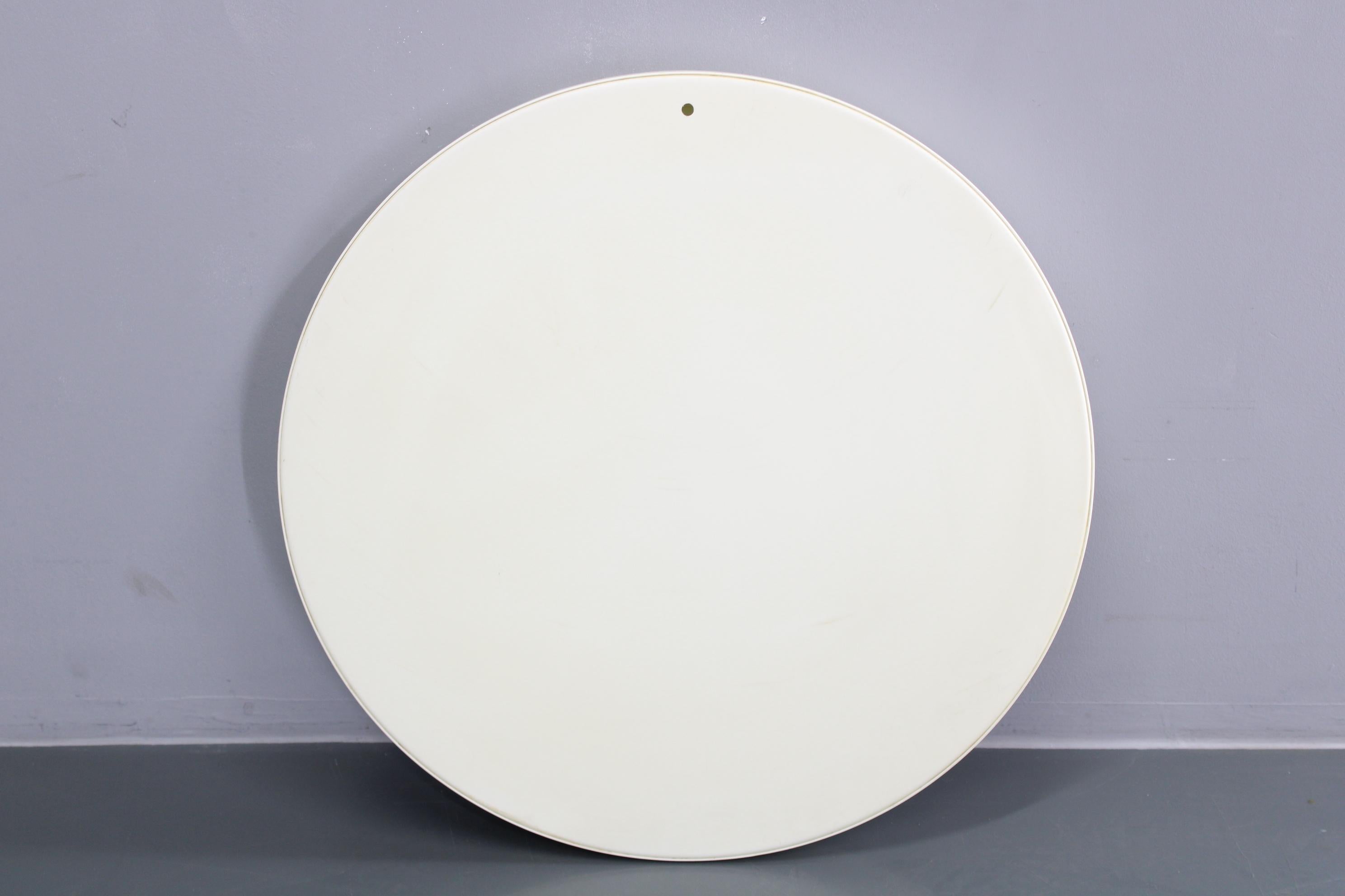 Specchio rotondo italiano degli anni '70 con cornice in plastica bianca e crema in vendita 5