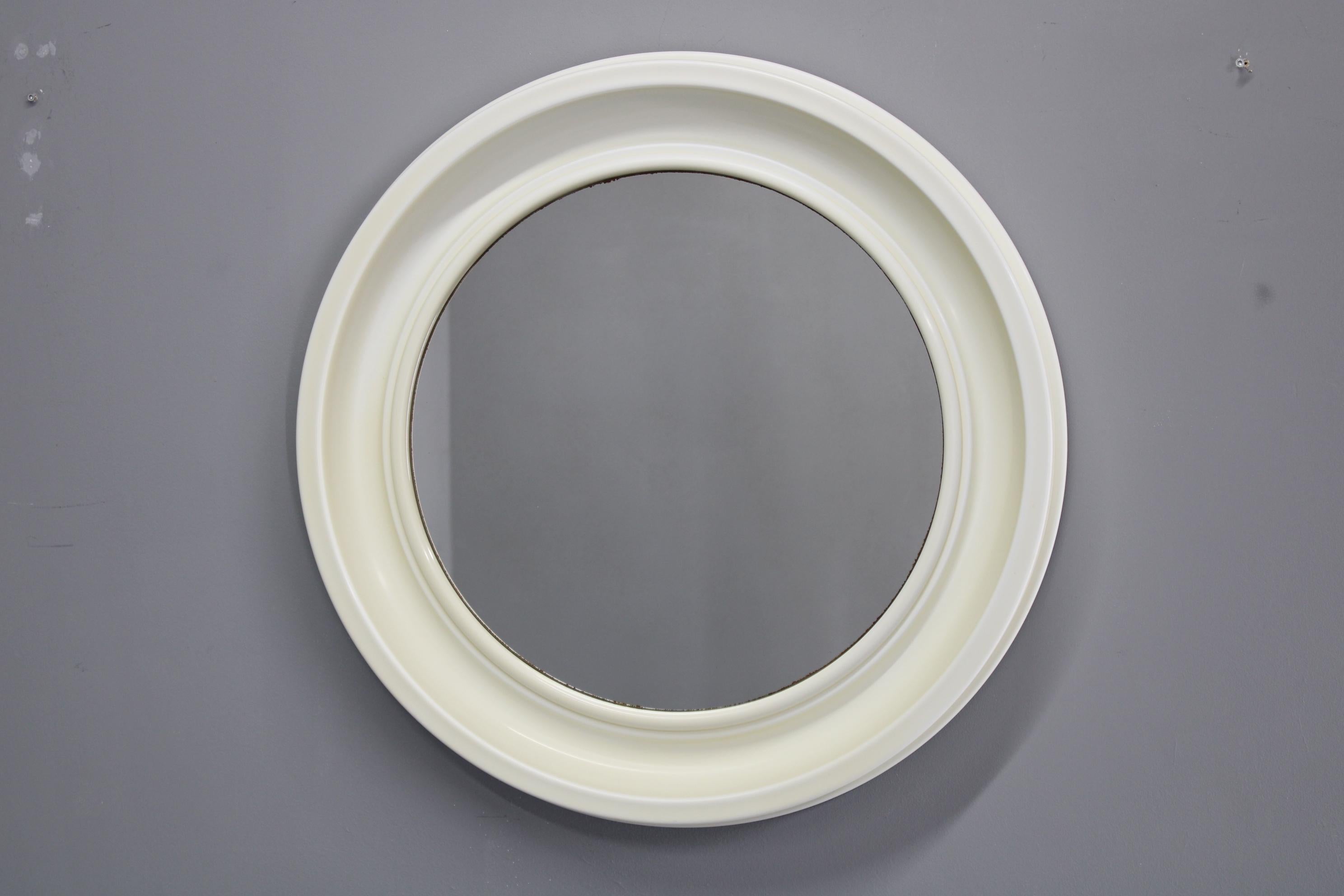 Elegante specchio rotondo realizzato in Italia negli anni '70, caratterizzato da una classica cornice in plastica stampata bianco crema e da un vetro a specchio di qualità. Questo pezzo vintage ha un fascino senza tempo ed è perfetto per aggiungere