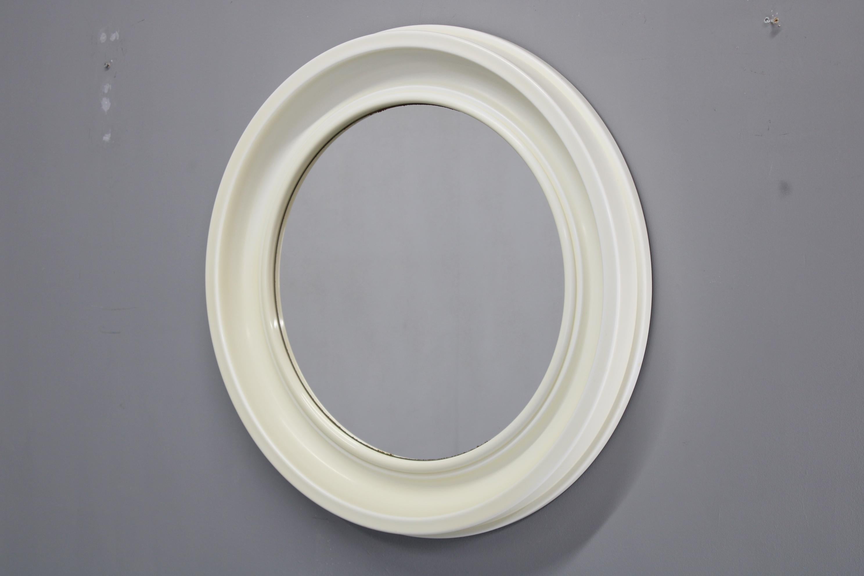 Art Déco Specchio rotondo italiano degli anni '70 con cornice in plastica bianca e crema in vendita