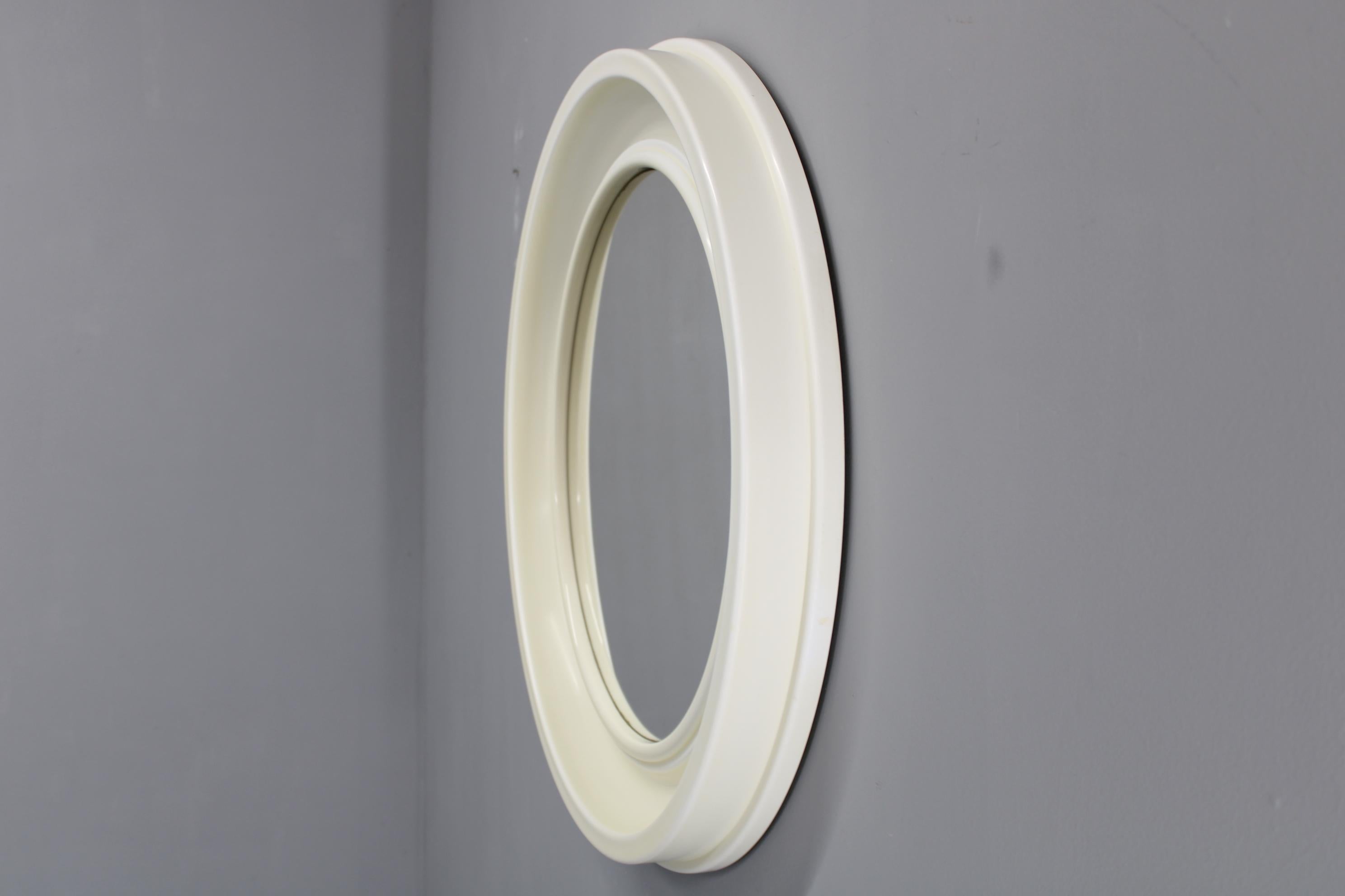 Italiano Specchio rotondo italiano degli anni '70 con cornice in plastica bianca e crema in vendita