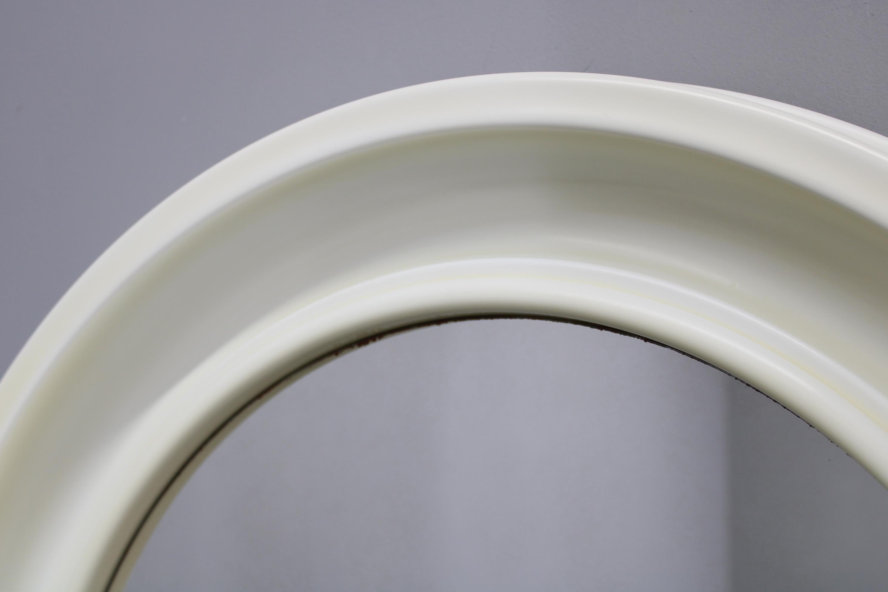 Specchio rotondo italiano degli anni '70 con cornice in plastica bianca e crema In condizioni buone in vendita a Praha, CZ
