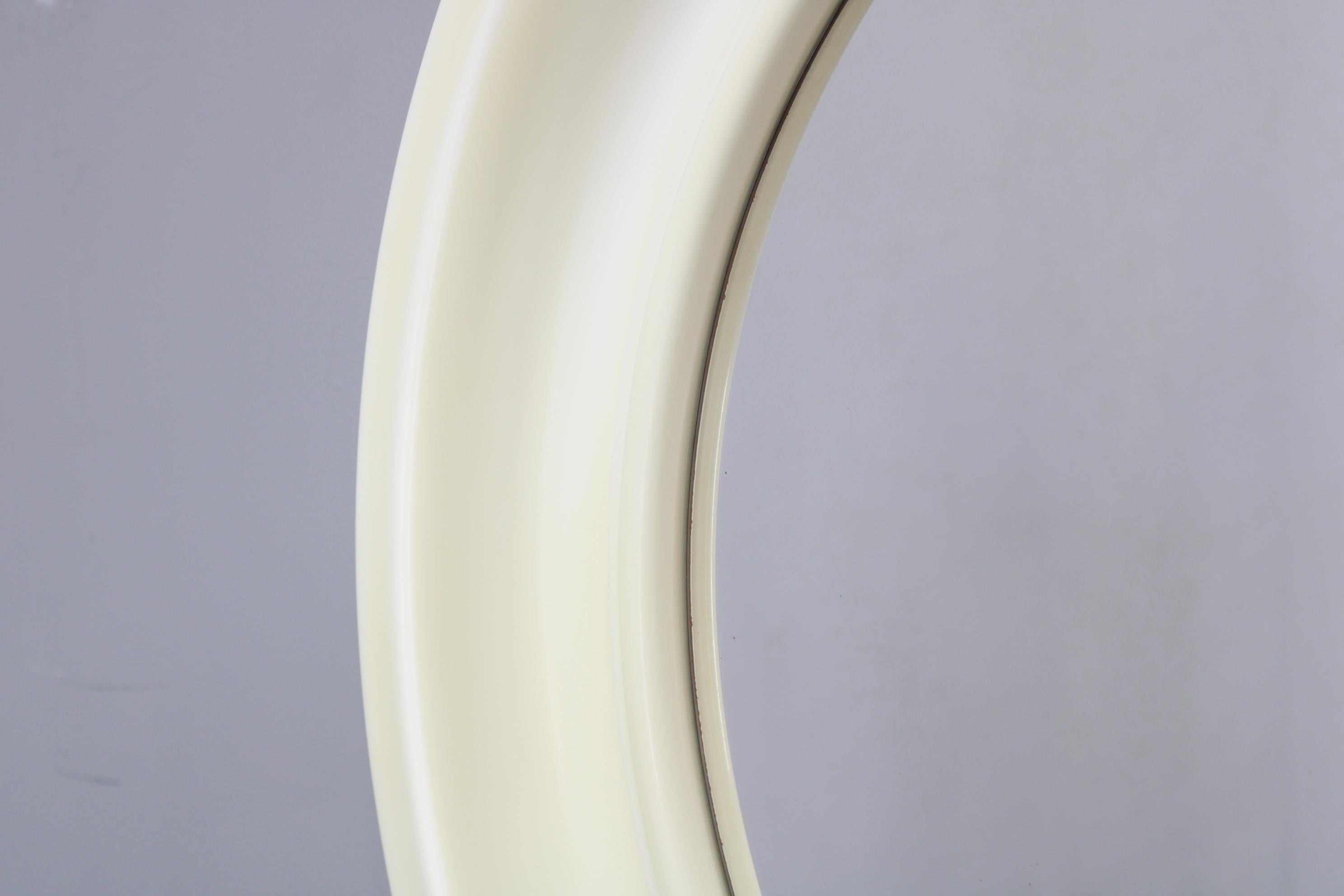 Fine XX secolo Specchio rotondo italiano degli anni '70 con cornice in plastica bianca e crema in vendita