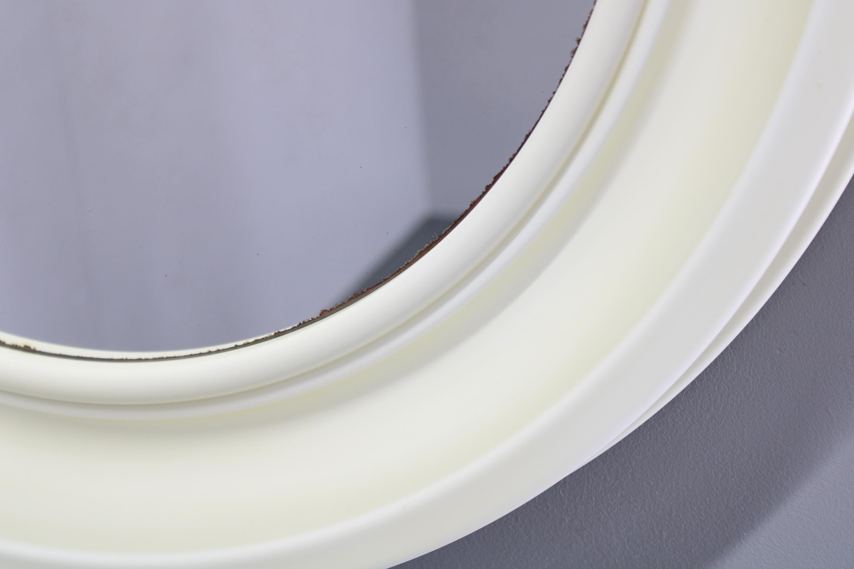 Specchio rotondo italiano degli anni '70 con cornice in plastica bianca e crema in vendita 1