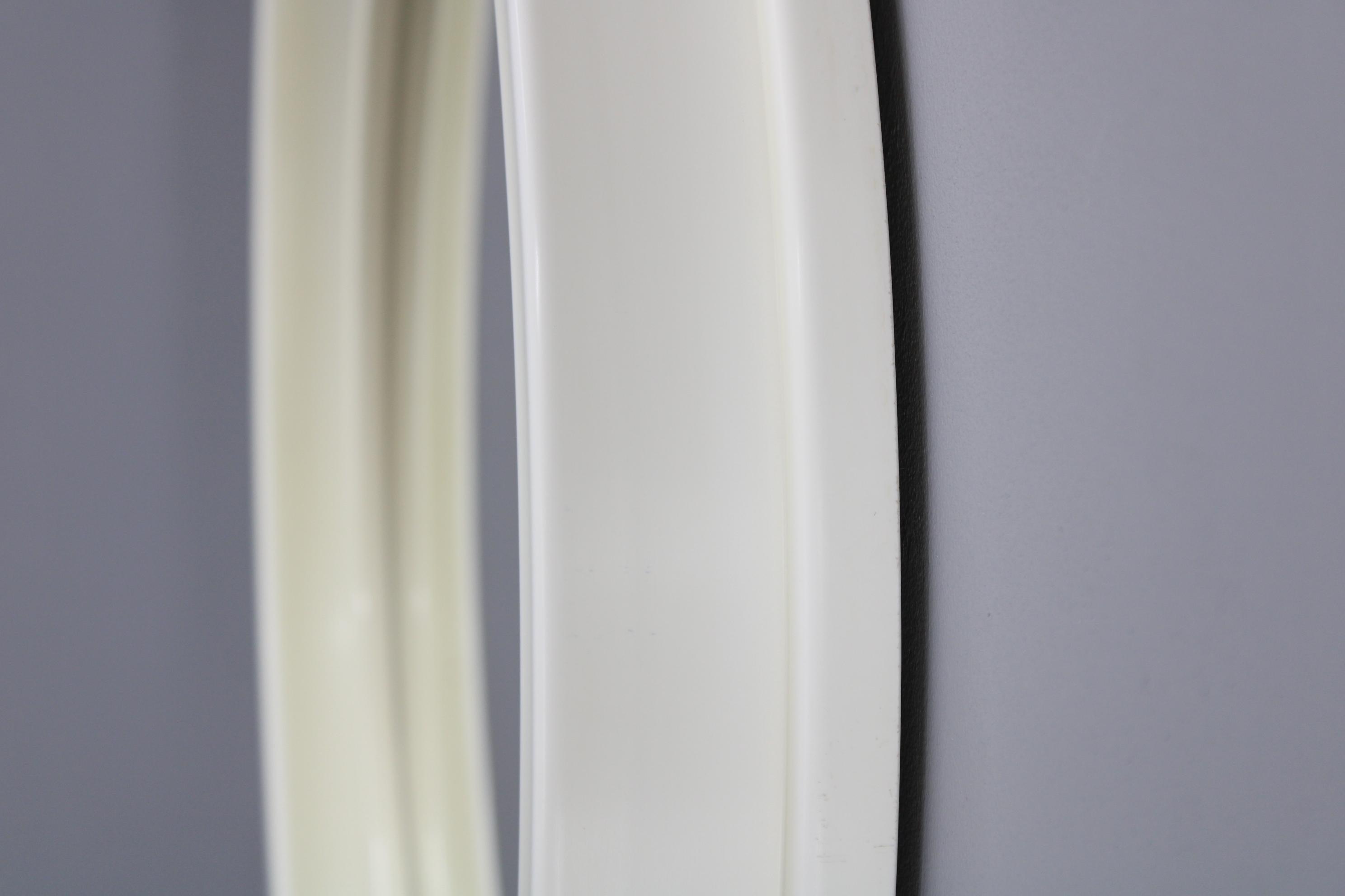 Specchio rotondo italiano degli anni '70 con cornice in plastica bianca e crema in vendita 2