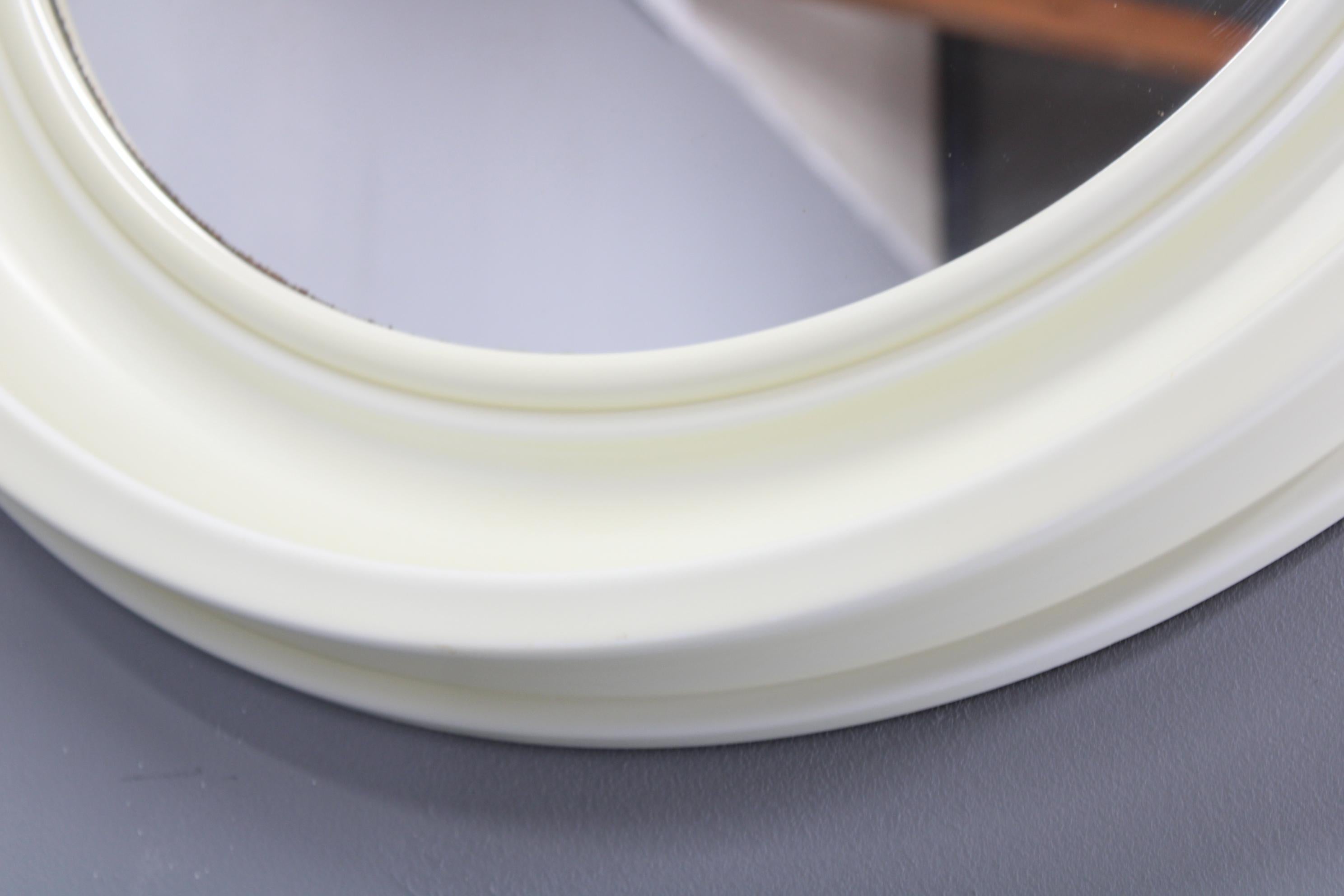 Specchio rotondo italiano degli anni '70 con cornice in plastica bianca e crema in vendita 3