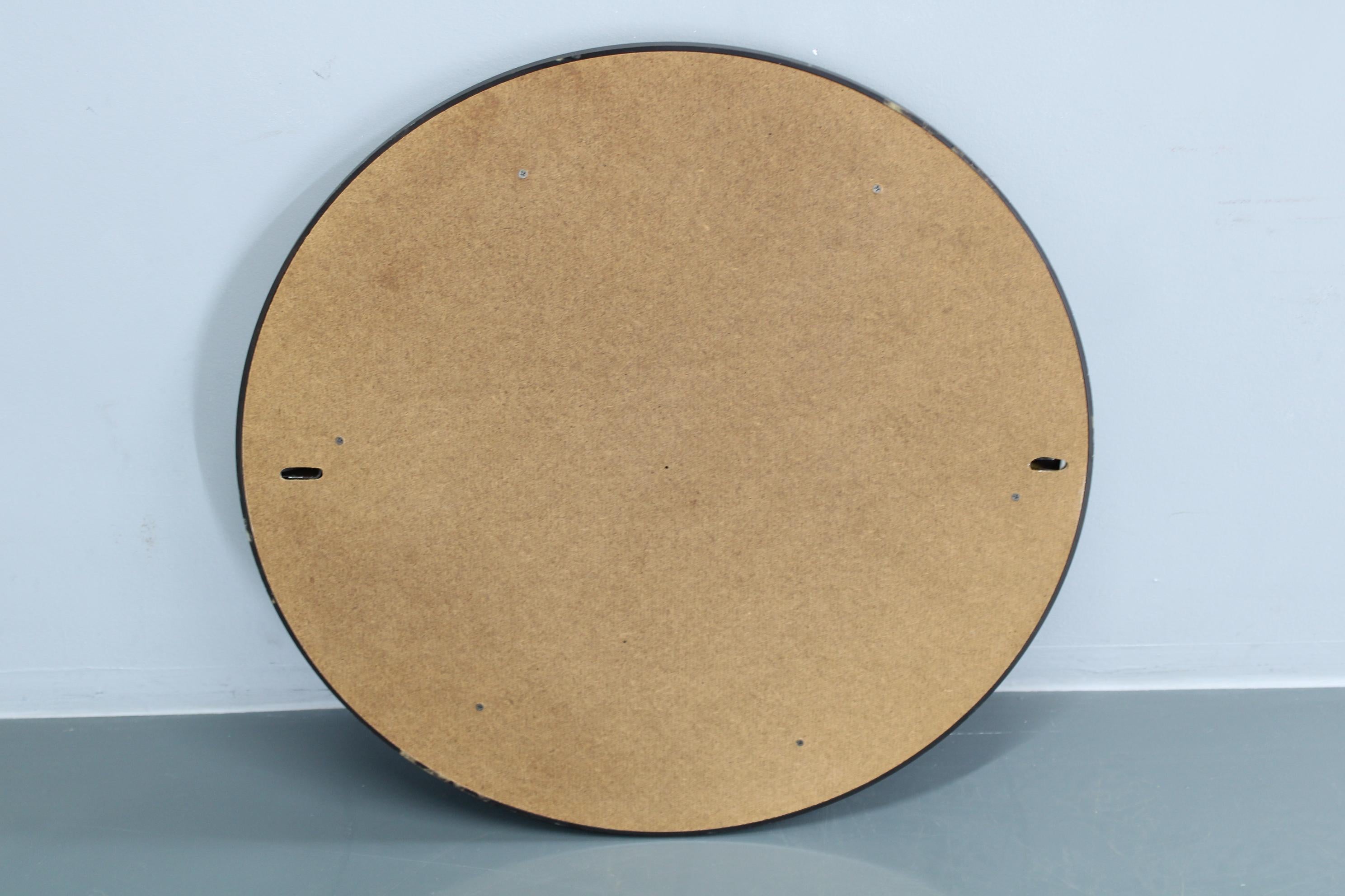 Specchio rotondo italiano degli anni '70 con cornice in plastica marrone scuro in vendita 3