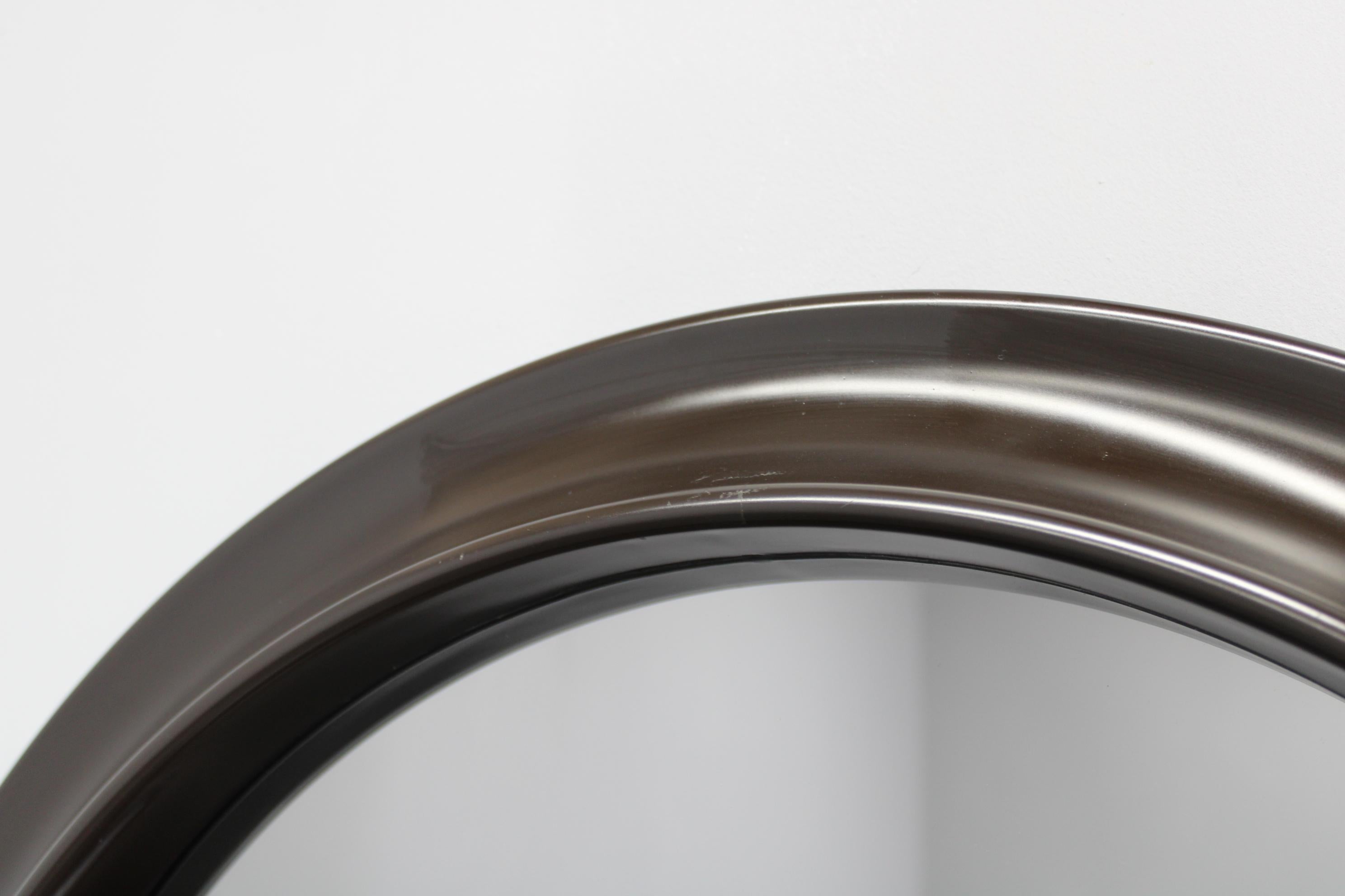 Lucidato Specchio rotondo italiano degli anni '70 con cornice in plastica marrone scuro in vendita